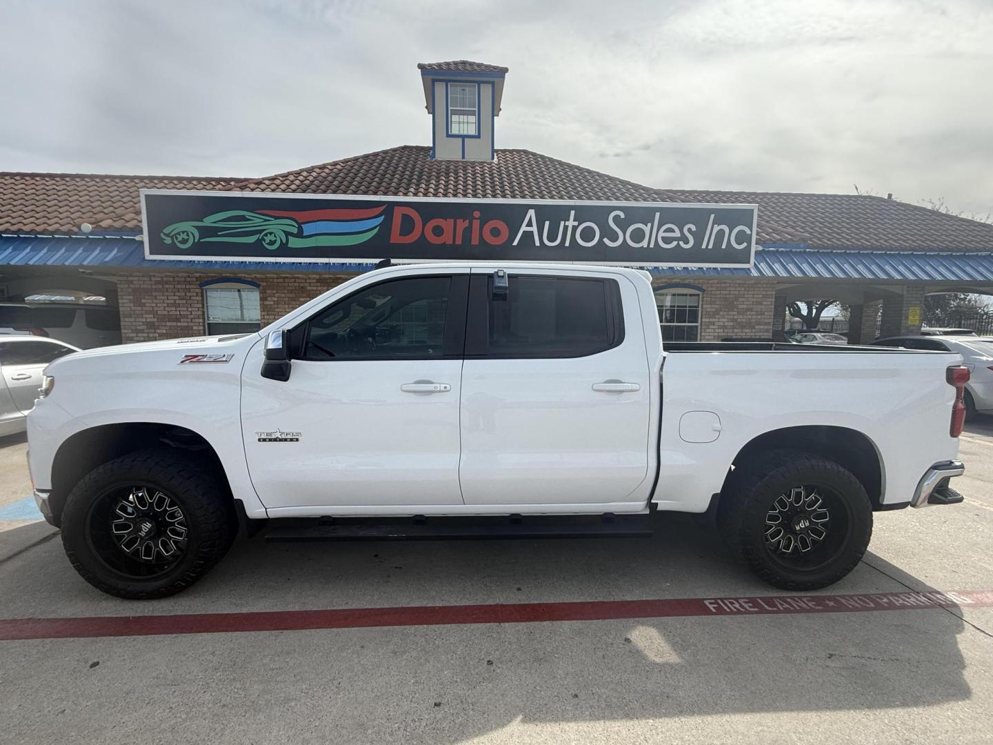 2020 Summit White /Gideon/Very Dark Atmosphere, cloth Gideon/Very Dar Chevrolet Silverado 1500 72104 (3GCUYDET2LG) with an 3.0L L6 DOHC 16V TURBO DIESEL engine, 6-Speed Automatic transmission, located at 2401 E Main St., Grand Prairie, TX, 75050, (972) 262-4440, 32.748981, -96.969643 - Photo#3