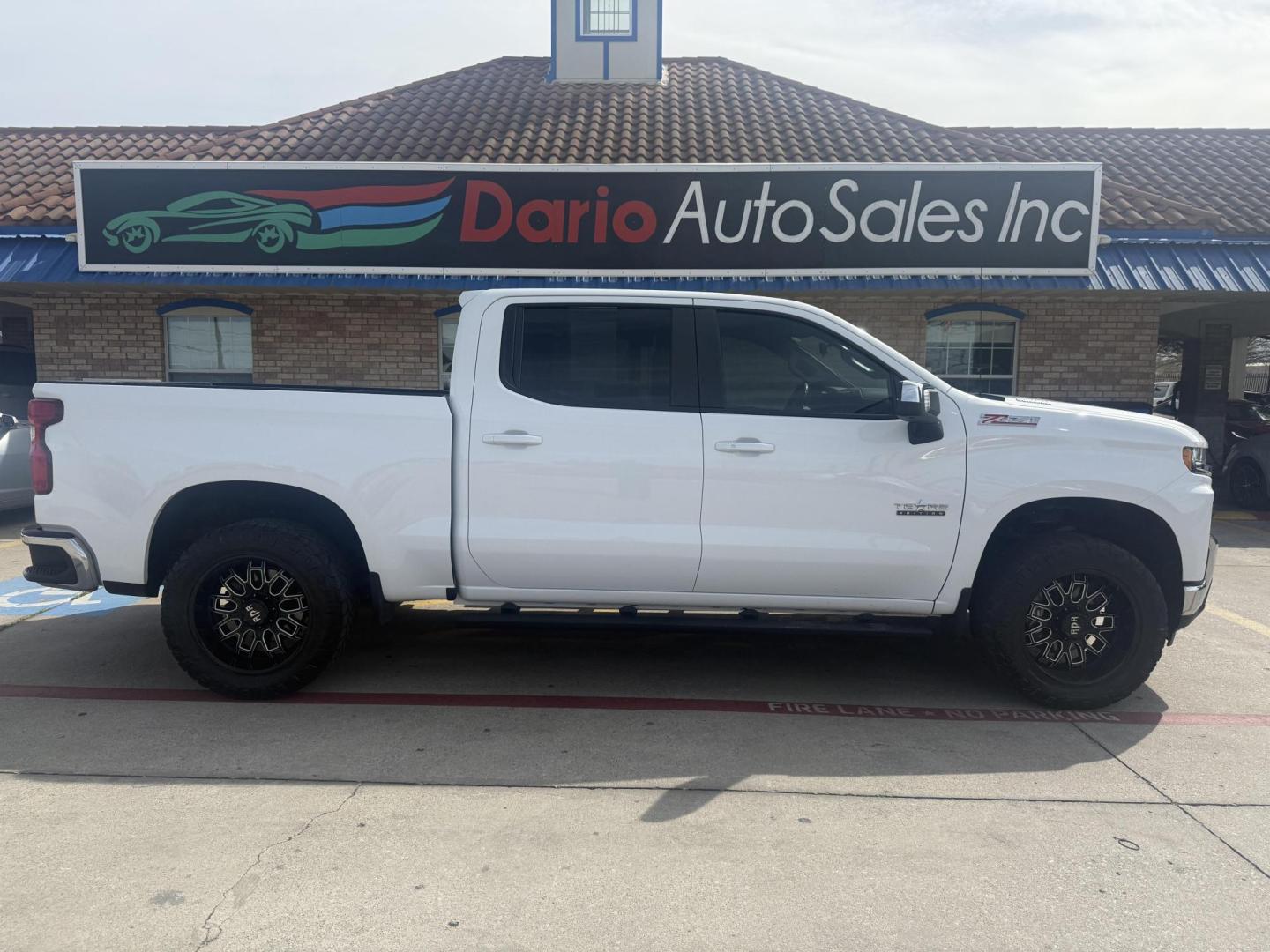 2020 Summit White /Gideon/Very Dark Atmosphere, cloth Gideon/Very Dar Chevrolet Silverado 1500 72104 (3GCUYDET2LG) with an 3.0L L6 DOHC 16V TURBO DIESEL engine, 6-Speed Automatic transmission, located at 2401 E Main St., Grand Prairie, TX, 75050, (972) 262-4440, 32.748981, -96.969643 - Photo#5