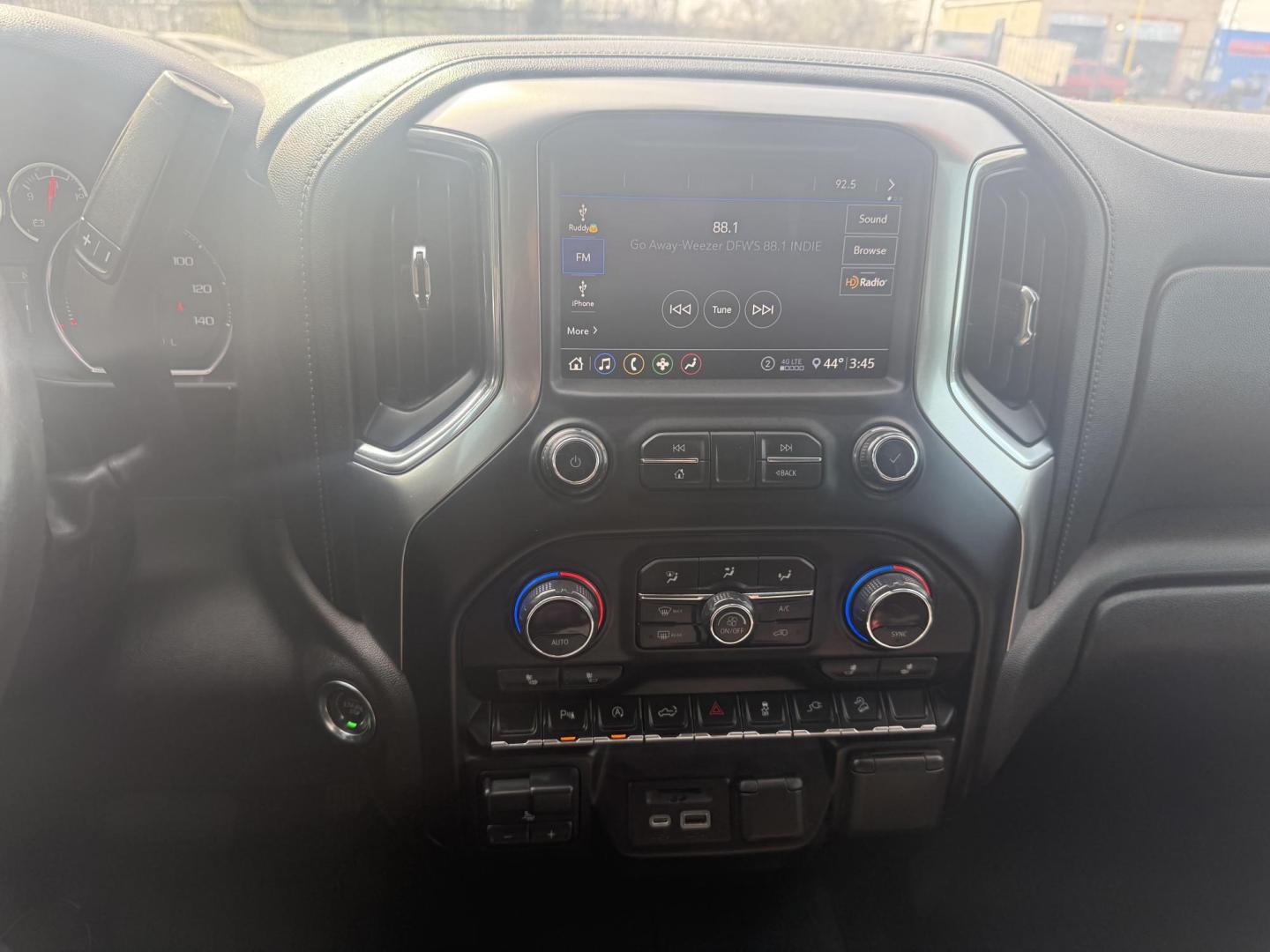 2020 Summit White /Gideon/Very Dark Atmosphere, cloth Gideon/Very Dar Chevrolet Silverado 1500 72104 (3GCUYDET2LG) with an 3.0L L6 DOHC 16V TURBO DIESEL engine, 6-Speed Automatic transmission, located at 2401 E Main St., Grand Prairie, TX, 75050, (972) 262-4440, 32.748981, -96.969643 - Photo#29