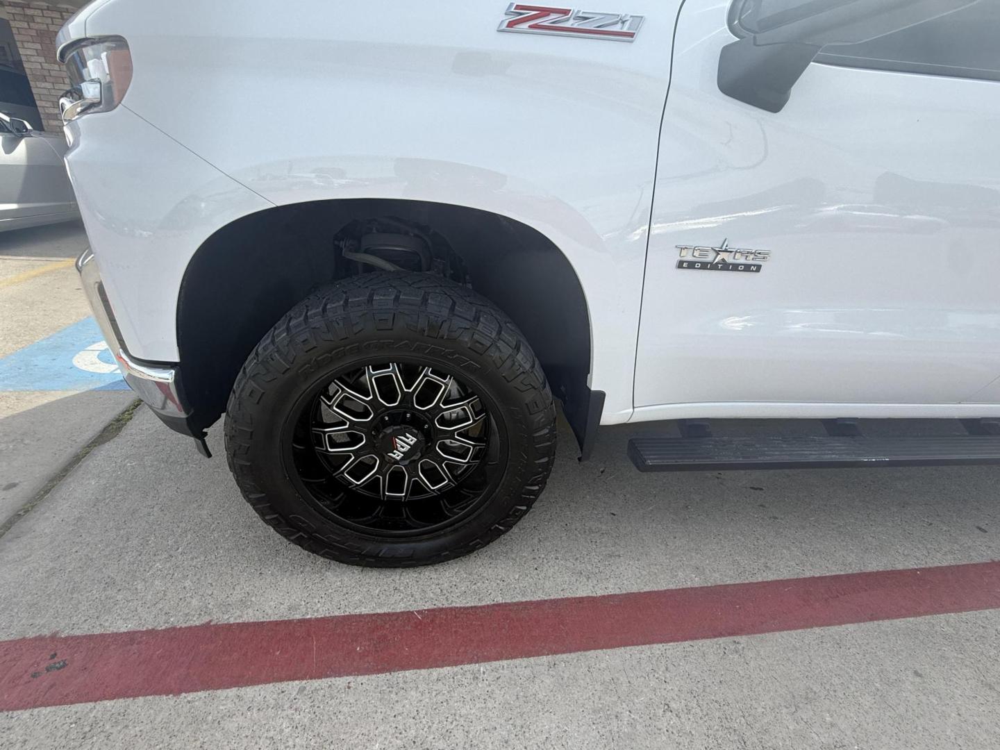 2020 Summit White /Gideon/Very Dark Atmosphere, cloth Gideon/Very Dar Chevrolet Silverado 1500 72104 (3GCUYDET2LG) with an 3.0L L6 DOHC 16V TURBO DIESEL engine, 6-Speed Automatic transmission, located at 2401 E Main St., Grand Prairie, TX, 75050, (972) 262-4440, 32.748981, -96.969643 - Photo#33