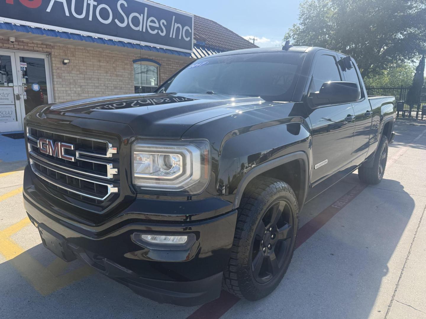 2017 Onyx Black /Cocoa/Dune, cloth Dark Ash Seats w/Jet Black Inter GMC Sierra 1500 56472 (1GTR1MEC8HZ) with an 5.3L V8 OHV 16V engine, 6-Speed Automatic transmission, located at 2401 E Main St., Grand Prairie, TX, 75050, (972) 262-4440, 32.748981, -96.969643 - Photo#7
