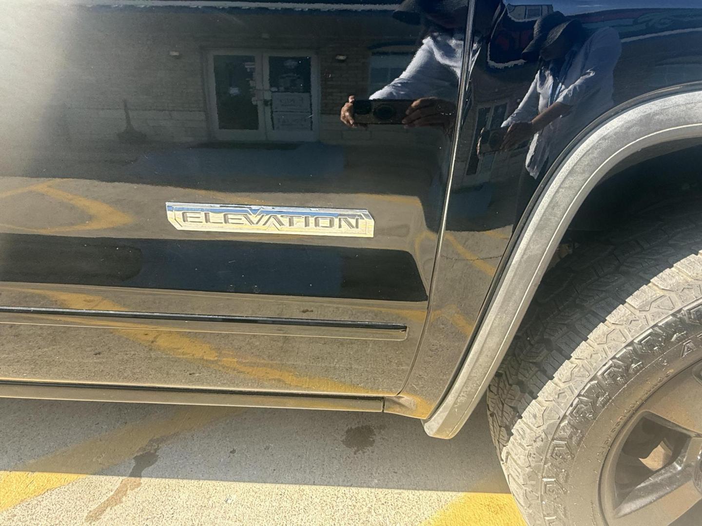 2017 Onyx Black /Cocoa/Dune, cloth Dark Ash Seats w/Jet Black Inter GMC Sierra 1500 56472 (1GTR1MEC8HZ) with an 5.3L V8 OHV 16V engine, 6-Speed Automatic transmission, located at 2401 E Main St., Grand Prairie, TX, 75050, (972) 262-4440, 32.748981, -96.969643 - Photo#23