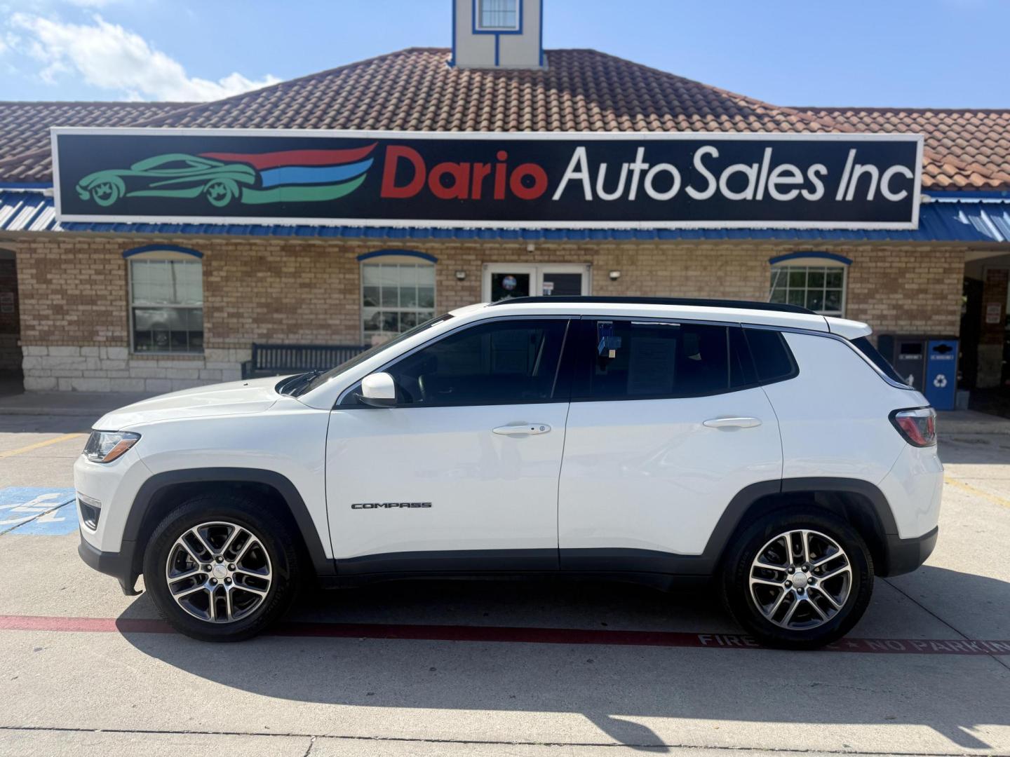 2020 White Clear Coat /Black, premium cloth/vinyl Black/Ski Grey, premium Jeep Compass 70548 (3C4NJCBB1LT) with an 2.4L L4 DOHC 16V engine, Continuously Variable Transmission5-Speed Manual transmission, located at 2401 E Main St., Grand Prairie, TX, 75050, (972) 262-4440, 32.748981, -96.969643 - Photo#1