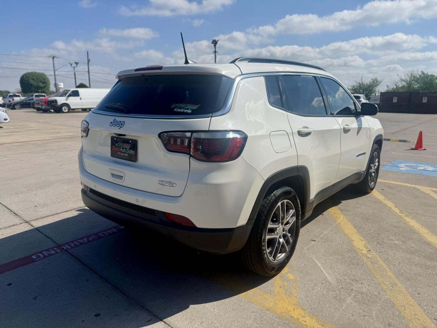 2020 White Clear Coat /Black, premium cloth/vinyl Black/Ski Grey, premium Jeep Compass 70548 (3C4NJCBB1LT) with an 2.4L L4 DOHC 16V engine, Continuously Variable Transmission5-Speed Manual transmission, located at 2401 E Main St., Grand Prairie, TX, 75050, (972) 262-4440, 32.748981, -96.969643 - Photo#3