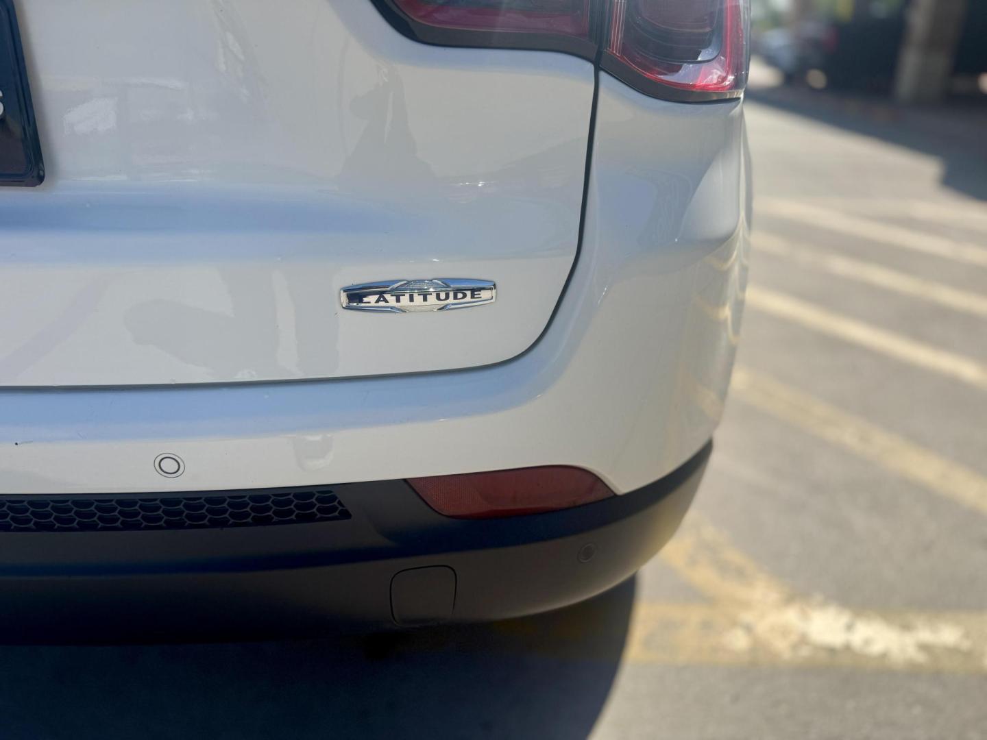 2020 White Clear Coat /Black, premium cloth/vinyl Black/Ski Grey, premium Jeep Compass 70548 (3C4NJCBB1LT) with an 2.4L L4 DOHC 16V engine, Continuously Variable Transmission5-Speed Manual transmission, located at 2401 E Main St., Grand Prairie, TX, 75050, (972) 262-4440, 32.748981, -96.969643 - Photo#5