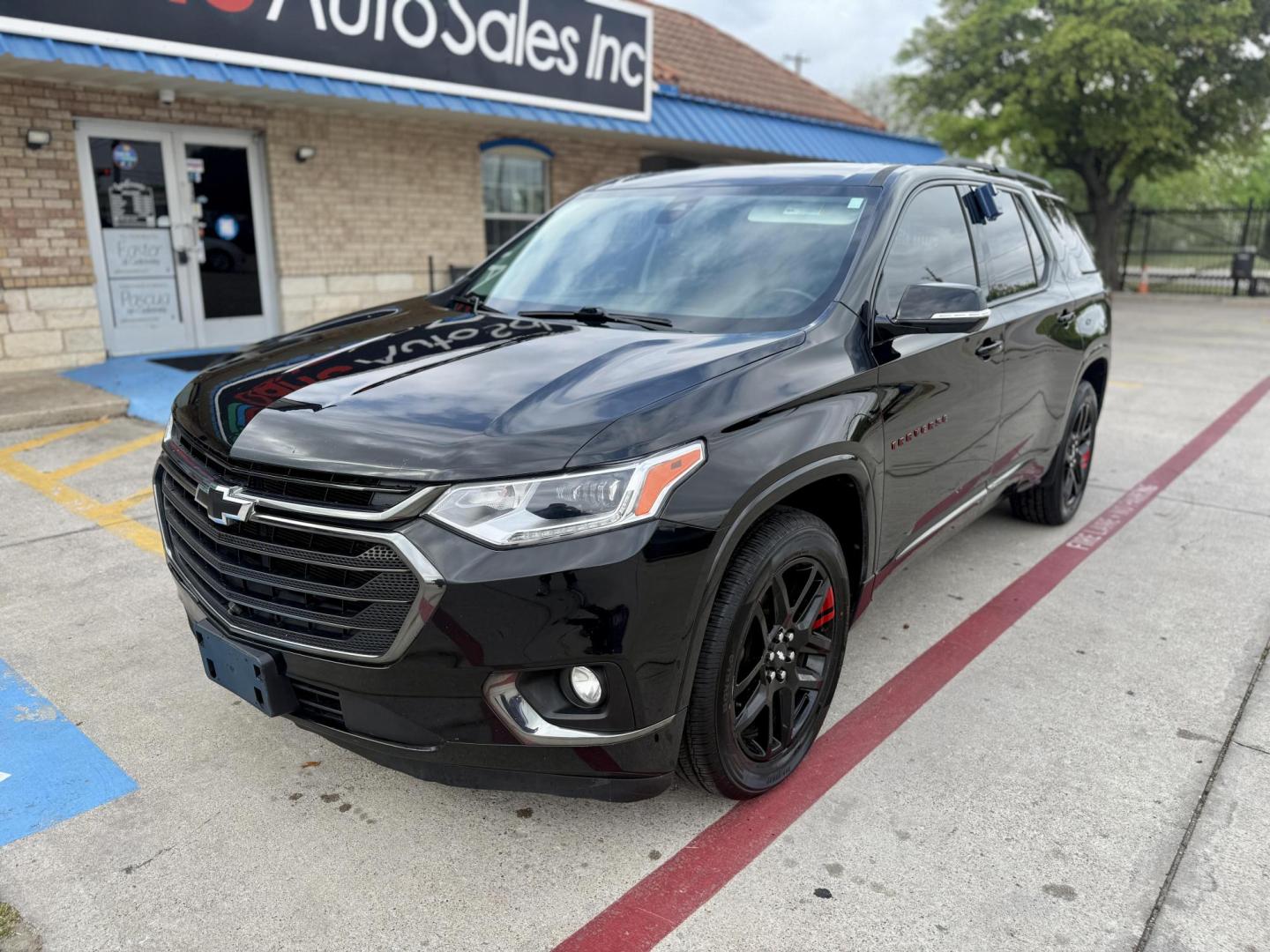2020 Mosaic Black Metallic /Dark Atmosphere/Medium Ash Gray, leather Jet Black Chevrolet Traverse 70180 (1GNERKKW0LJ) with an 3.6L V6 DOHC 24V engine, 9-Speed Automatic transmission, located at 2401 E Main St., Grand Prairie, TX, 75050, (972) 262-4440, 32.748981, -96.969643 - Photo#0
