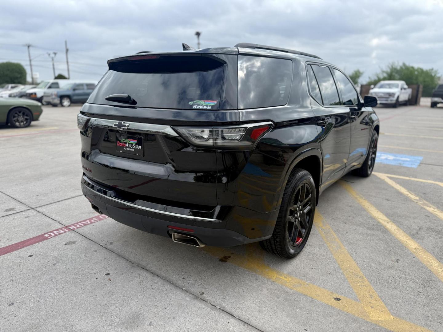 2020 Mosaic Black Metallic /Dark Atmosphere/Medium Ash Gray, leather Jet Black Chevrolet Traverse 70180 (1GNERKKW0LJ) with an 3.6L V6 DOHC 24V engine, 9-Speed Automatic transmission, located at 2401 E Main St., Grand Prairie, TX, 75050, (972) 262-4440, 32.748981, -96.969643 - Photo#4