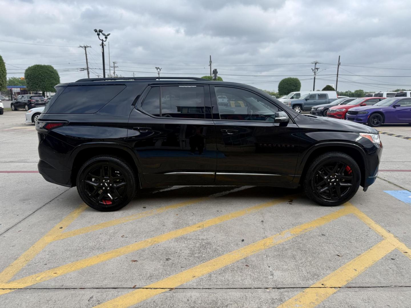 2020 Mosaic Black Metallic /Dark Atmosphere/Medium Ash Gray, leather Jet Black Chevrolet Traverse 70180 (1GNERKKW0LJ) with an 3.6L V6 DOHC 24V engine, 9-Speed Automatic transmission, located at 2401 E Main St., Grand Prairie, TX, 75050, (972) 262-4440, 32.748981, -96.969643 - Photo#5