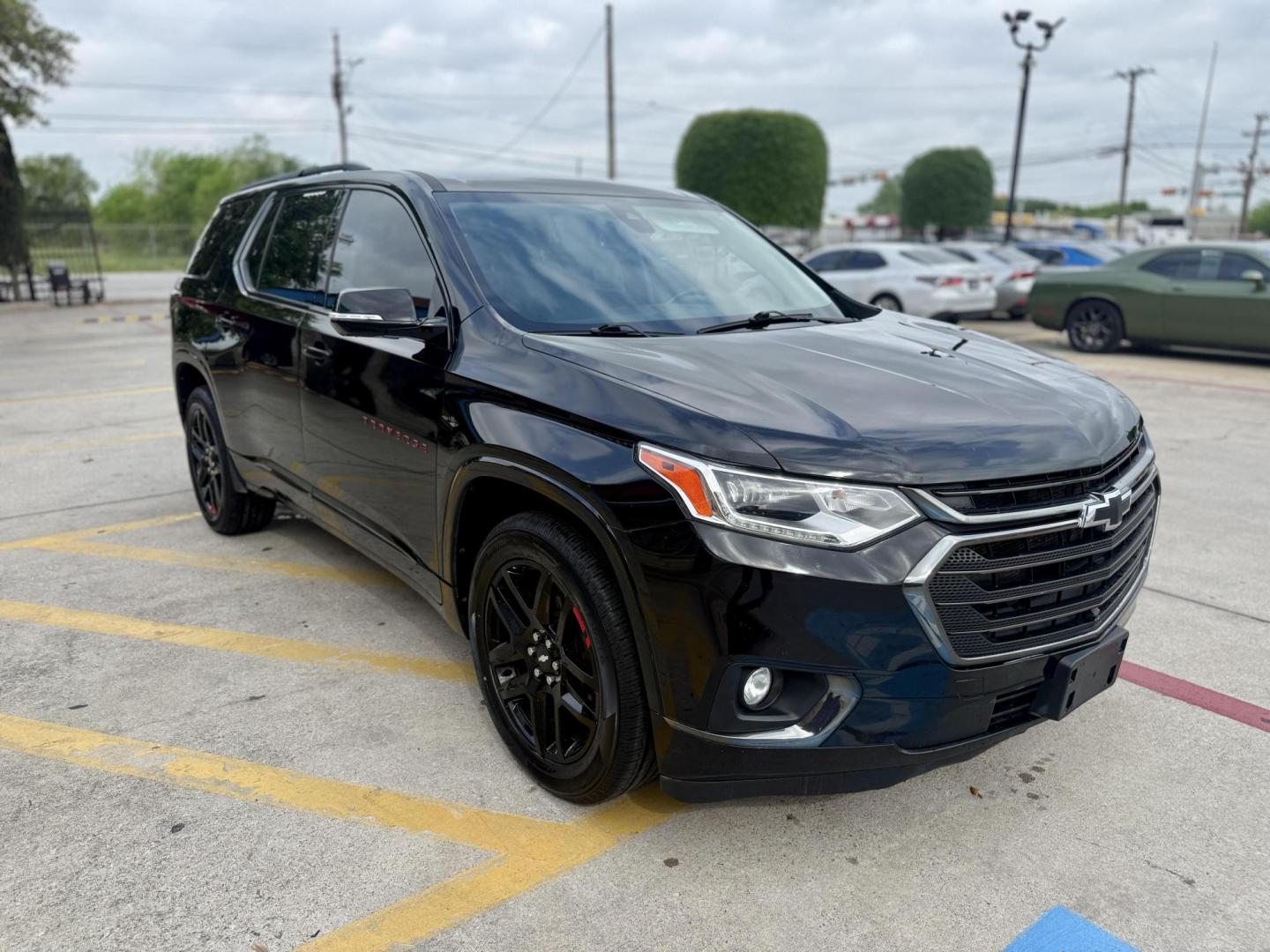 2020 Mosaic Black Metallic /Dark Atmosphere/Medium Ash Gray, leather Jet Black Chevrolet Traverse 70180 (1GNERKKW0LJ) with an 3.6L V6 DOHC 24V engine, 9-Speed Automatic transmission, located at 2401 E Main St., Grand Prairie, TX, 75050, (972) 262-4440, 32.748981, -96.969643 - Photo#6