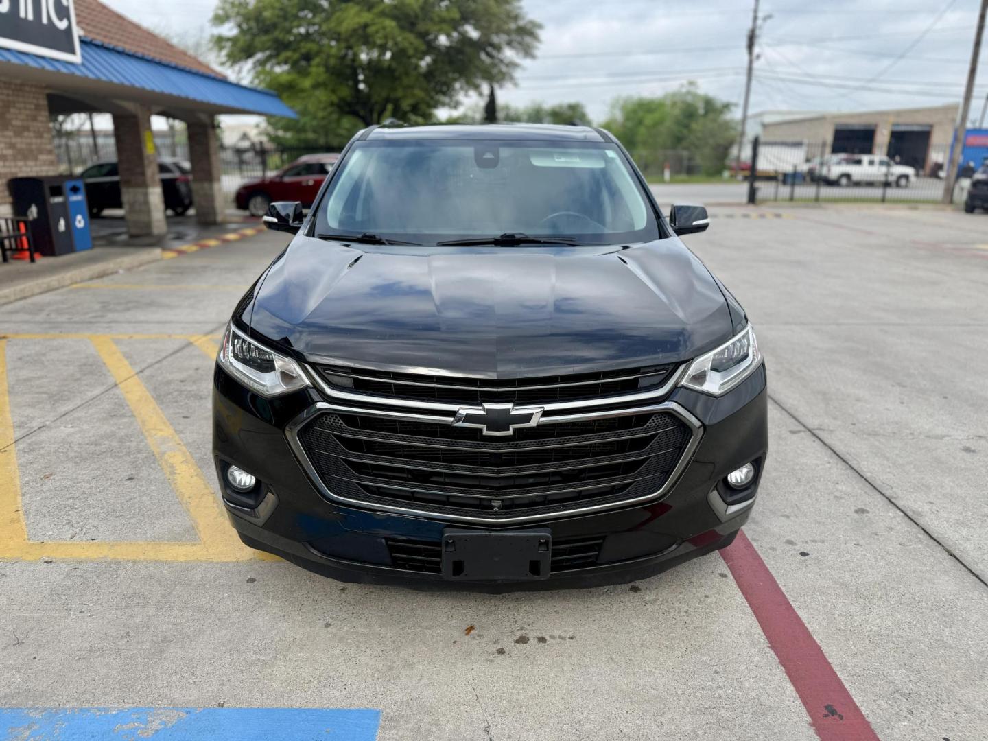 2020 Mosaic Black Metallic /Dark Atmosphere/Medium Ash Gray, leather Jet Black Chevrolet Traverse 70180 (1GNERKKW0LJ) with an 3.6L V6 DOHC 24V engine, 9-Speed Automatic transmission, located at 2401 E Main St., Grand Prairie, TX, 75050, (972) 262-4440, 32.748981, -96.969643 - Photo#7