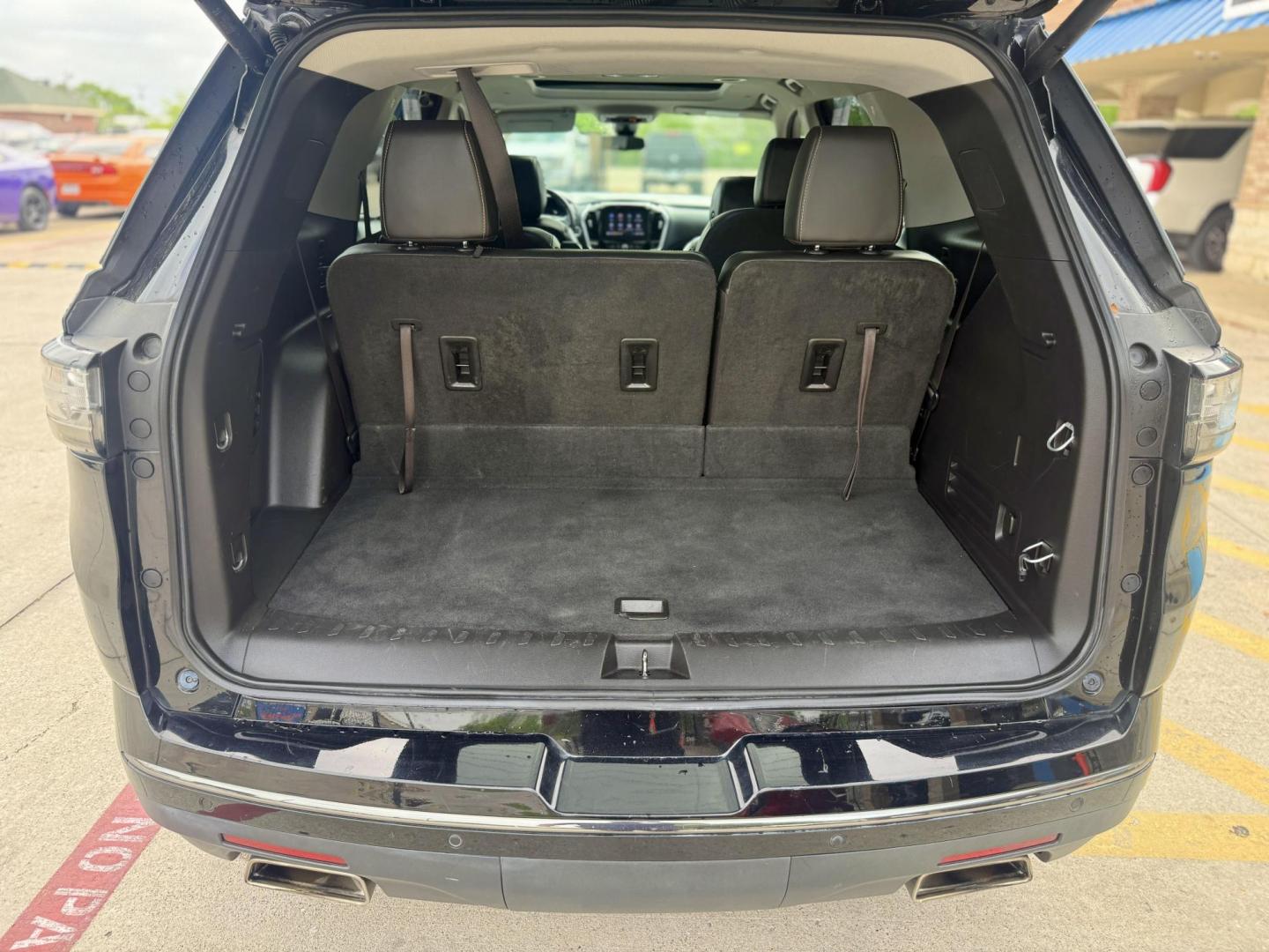 2020 Mosaic Black Metallic /Dark Atmosphere/Medium Ash Gray, leather Jet Black Chevrolet Traverse 70180 (1GNERKKW0LJ) with an 3.6L V6 DOHC 24V engine, 9-Speed Automatic transmission, located at 2401 E Main St., Grand Prairie, TX, 75050, (972) 262-4440, 32.748981, -96.969643 - Photo#20