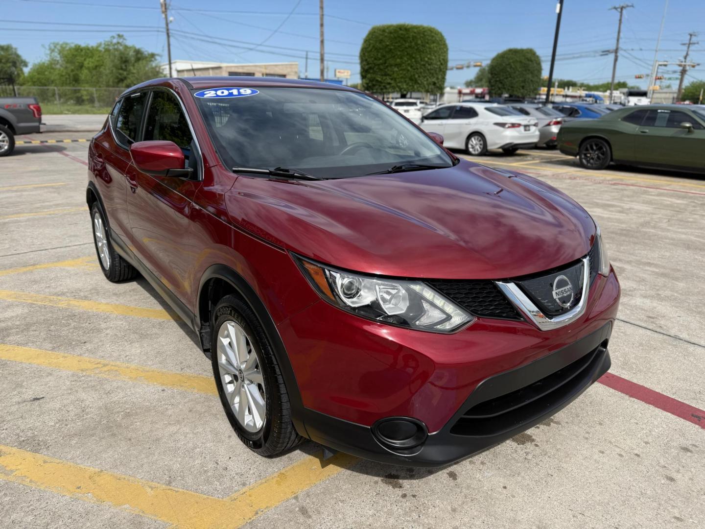 2019 Scarlet Ember Tintcoat /Charcoal, cloth Light Gray, cloth Nissan Rogue Sport 68486 (JN1BJ1CP7KW) with an 2.0L L4 DOHC 16V engine, Continuously Variable Transmission transmission, located at 2401 E Main St., Grand Prairie, TX, 75050, (972) 262-4440, 32.748981, -96.969643 - Photo#7