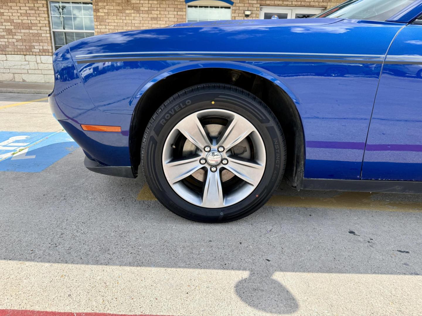 2019 B5 Blue Pearl Coat /Black, cloth Black, premium leather Black/Caramel, Dodge Challenger 66198 (2C3CDZAG9KH) with an 3.6L V6 DOHC 24V engine, 8-Speed Automatic transmission, located at 2401 E Main St., Grand Prairie, TX, 75050, (972) 262-4440, 32.748981, -96.969643 - Photo#8