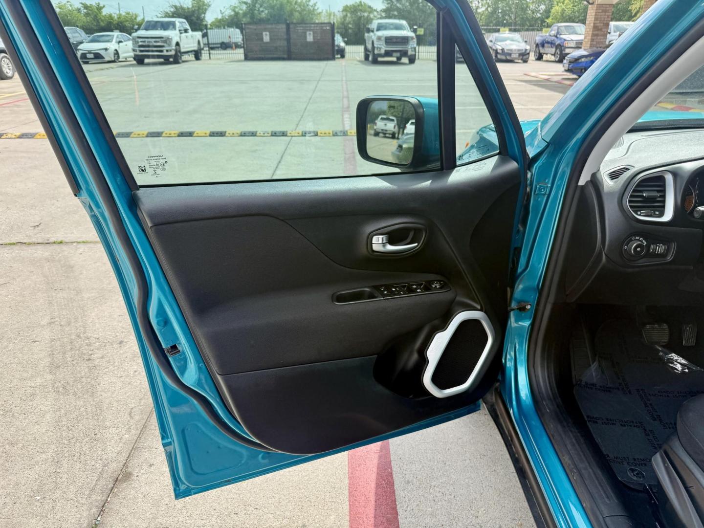 2020 /Black, premium cloth Black/Sandstorm, premium clot Jeep Renegade 70682 (ZACNJABB7LP) with an 2.4L L4 DOHC 16V engine, 9-Speed Automatic transmission, located at 2401 E Main St., Grand Prairie, TX, 75050, (972) 262-4440, 32.748981, -96.969643 - Photo#9