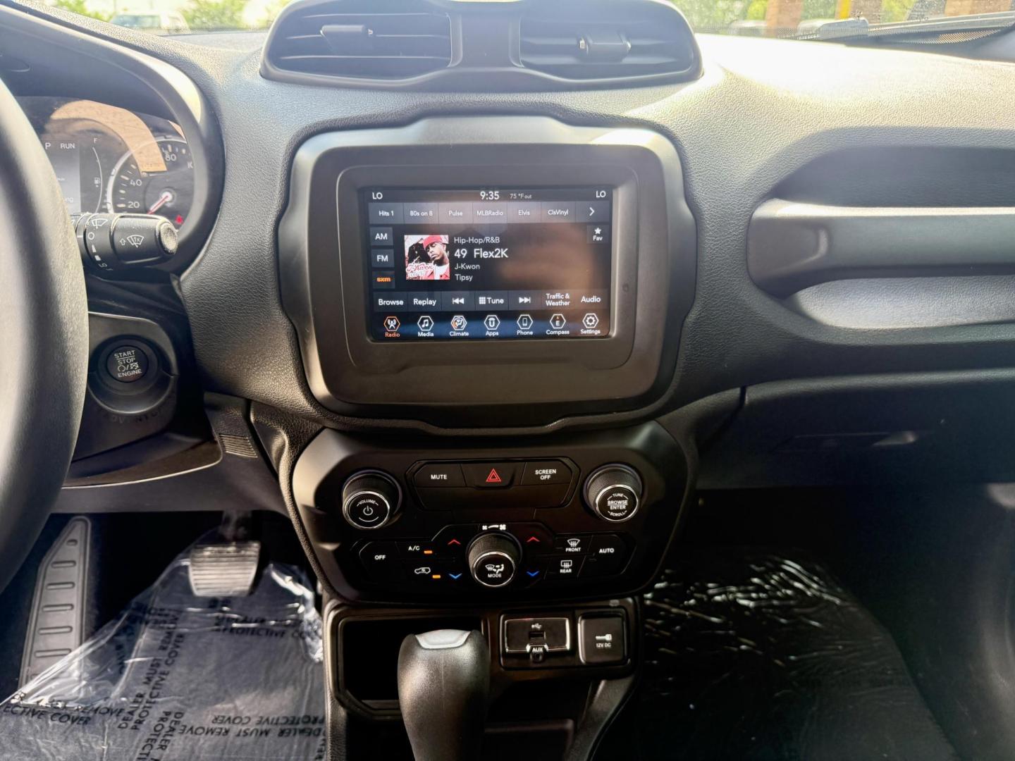 2020 /Black, premium cloth Black/Sandstorm, premium clot Jeep Renegade 70682 (ZACNJABB7LP) with an 2.4L L4 DOHC 16V engine, 9-Speed Automatic transmission, located at 2401 E Main St., Grand Prairie, TX, 75050, (972) 262-4440, 32.748981, -96.969643 - Photo#15