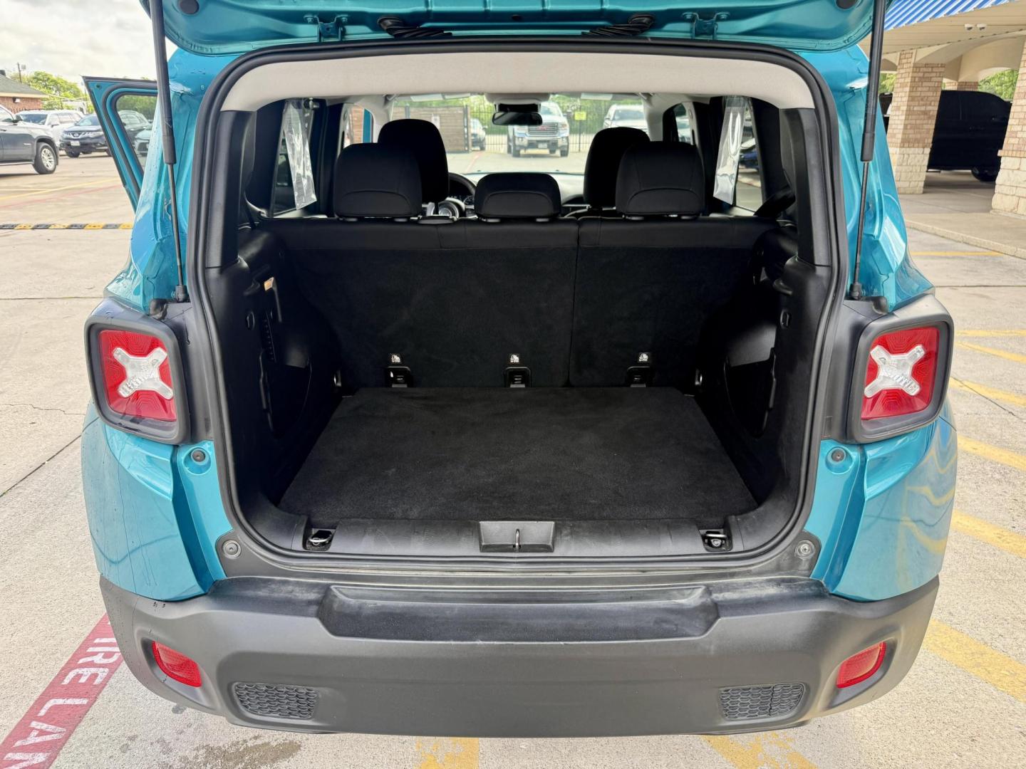 2020 /Black, premium cloth Black/Sandstorm, premium clot Jeep Renegade 70682 (ZACNJABB7LP) with an 2.4L L4 DOHC 16V engine, 9-Speed Automatic transmission, located at 2401 E Main St., Grand Prairie, TX, 75050, (972) 262-4440, 32.748981, -96.969643 - Photo#18