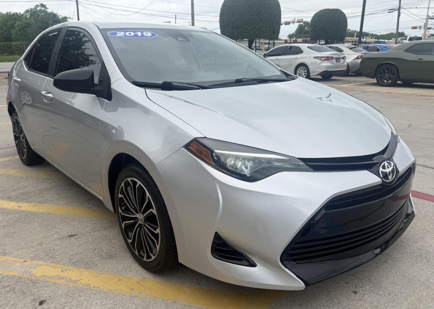 2019 Classic Silver Metallic /Almond, premium cloth Ash/Dark Gray, premium cloth Toyota Corolla 62851 (2T1BURHEXKC) with an 1.8L L4 DOHC 16V engine, Continuously Variable Transmission transmission, located at 2401 E Main St., Grand Prairie, TX, 75050, (972) 262-4440, 32.748981, -96.969643 - Photo#16