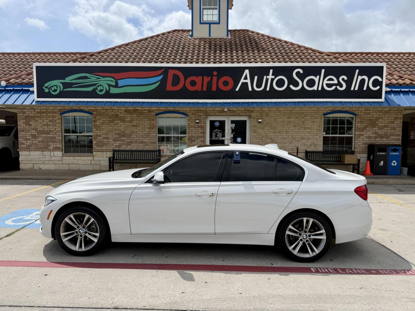 2017 Alpine White /Black Dakota w/Dark Oyster Highlight, leather Blac BMW 3-Series 55640 (WBA8B9G39HN) with an 3.0L L6 DOHC 24V engine, 8-Speed Automatic transmission, located at 2401 E Main St., Grand Prairie, TX, 75050, (972) 262-4440, 32.748981, -96.969643 - Photo#1