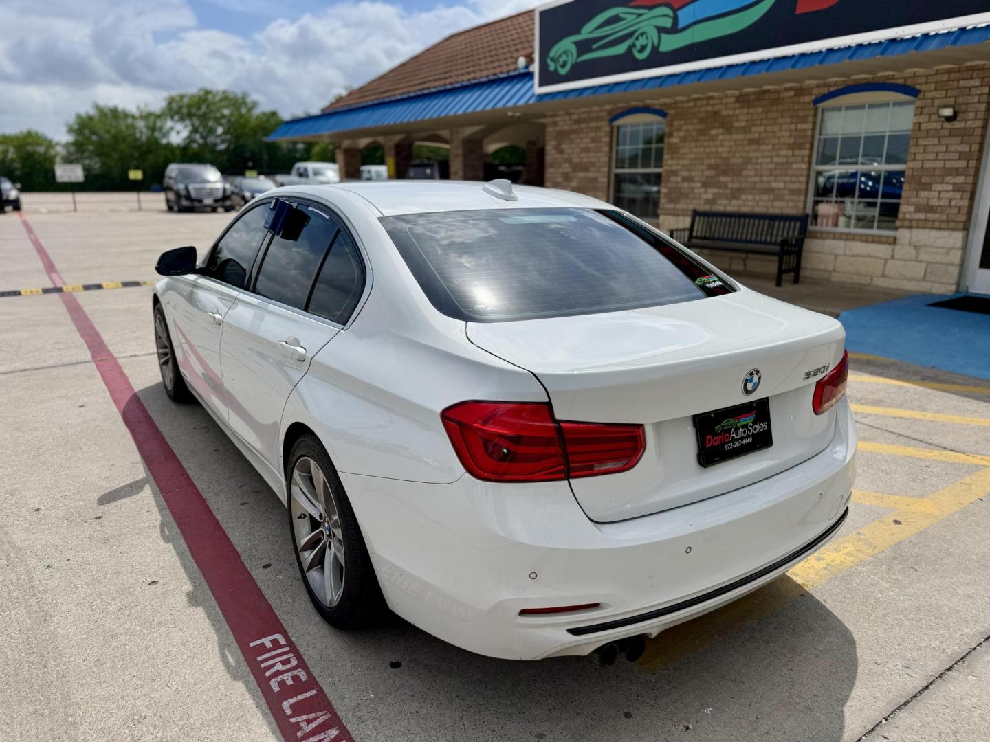 2017 Alpine White /Black Dakota w/Dark Oyster Highlight, leather Blac BMW 3-Series 55640 (WBA8B9G39HN) with an 3.0L L6 DOHC 24V engine, 8-Speed Automatic transmission, located at 2401 E Main St., Grand Prairie, TX, 75050, (972) 262-4440, 32.748981, -96.969643 - Photo#2