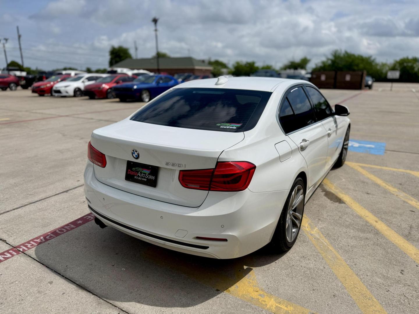 2017 Alpine White /Black Dakota w/Dark Oyster Highlight, leather Blac BMW 3-Series 55640 (WBA8B9G39HN) with an 3.0L L6 DOHC 24V engine, 8-Speed Automatic transmission, located at 2401 E Main St., Grand Prairie, TX, 75050, (972) 262-4440, 32.748981, -96.969643 - Photo#4