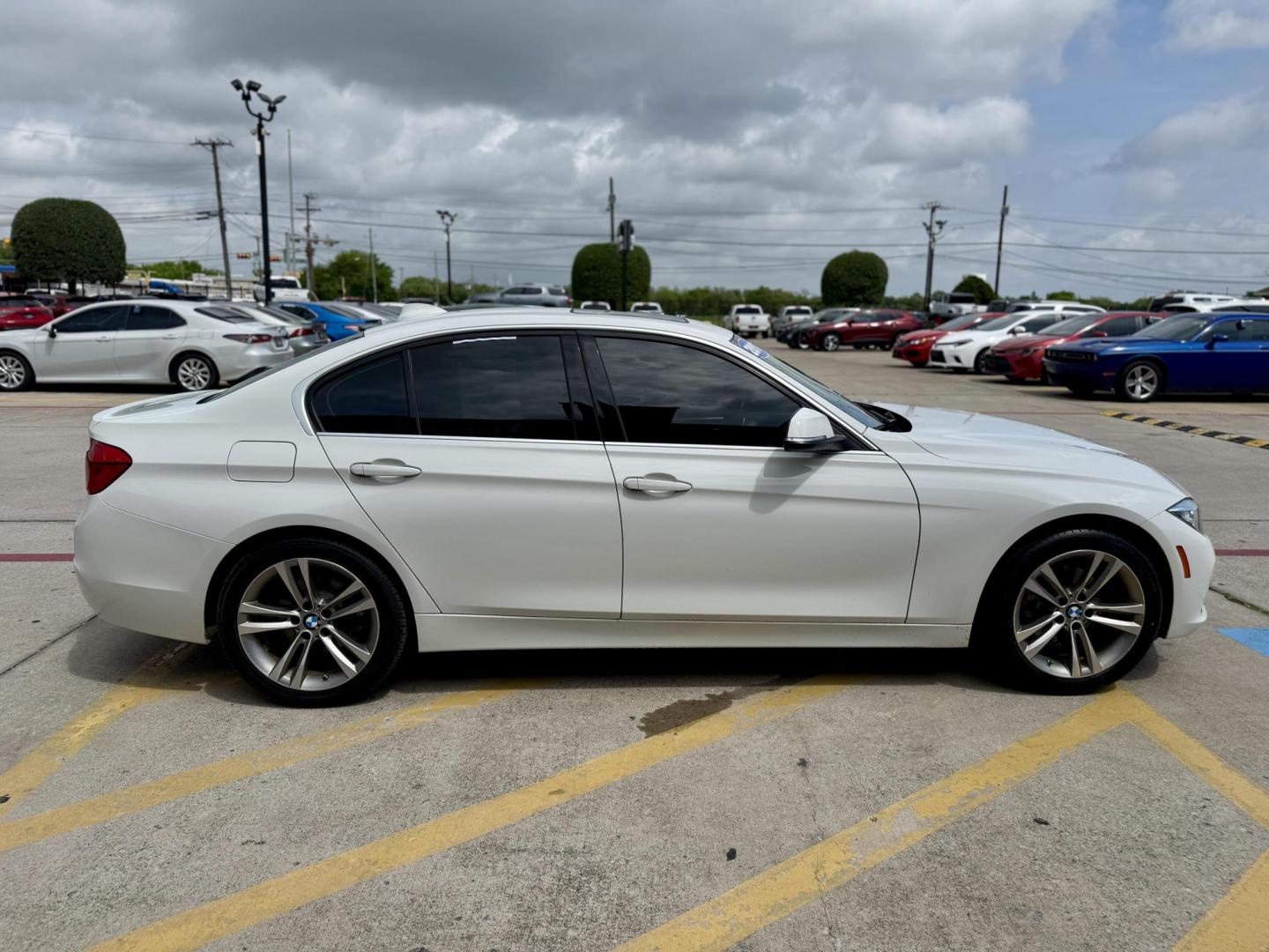 2017 Alpine White /Black Dakota w/Dark Oyster Highlight, leather Blac BMW 3-Series 55640 (WBA8B9G39HN) with an 3.0L L6 DOHC 24V engine, 8-Speed Automatic transmission, located at 2401 E Main St., Grand Prairie, TX, 75050, (972) 262-4440, 32.748981, -96.969643 - Photo#5