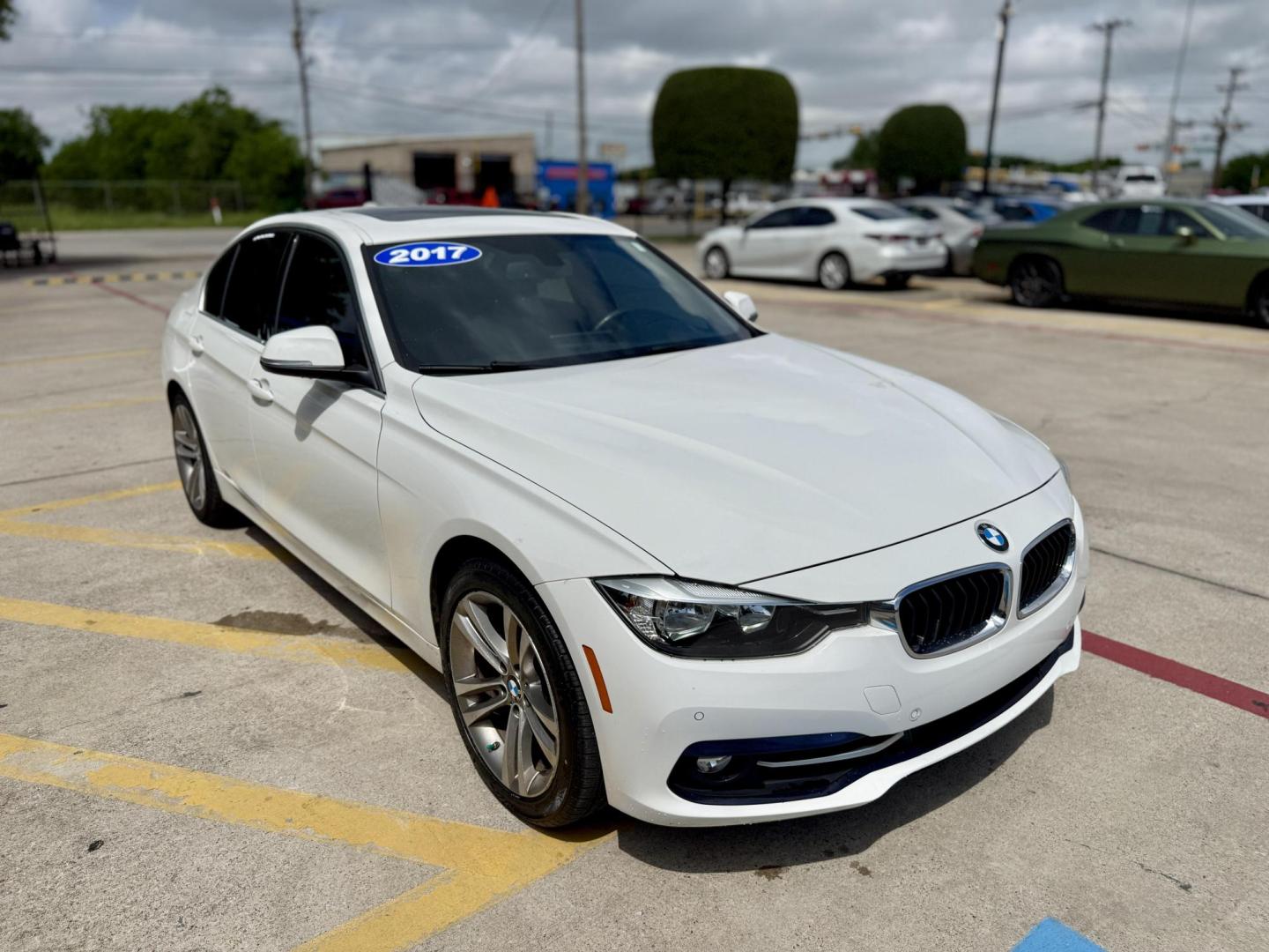 2017 Alpine White /Black Dakota w/Dark Oyster Highlight, leather Blac BMW 3-Series 55640 (WBA8B9G39HN) with an 3.0L L6 DOHC 24V engine, 8-Speed Automatic transmission, located at 2401 E Main St., Grand Prairie, TX, 75050, (972) 262-4440, 32.748981, -96.969643 - Photo#6