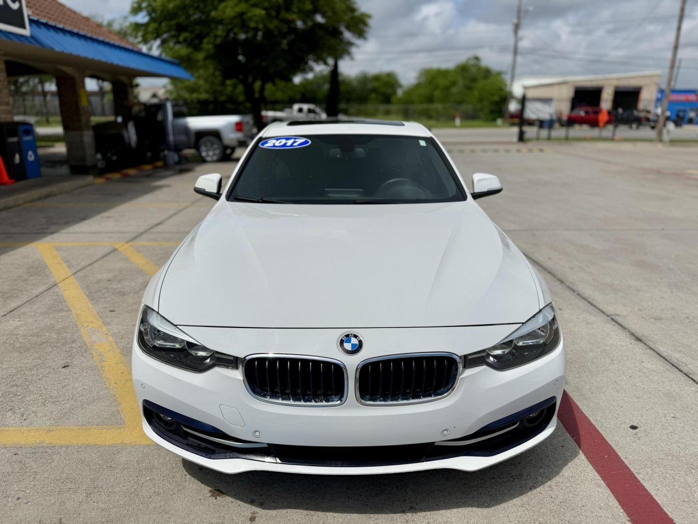 2017 Alpine White /Black Dakota w/Dark Oyster Highlight, leather Blac BMW 3-Series 55640 (WBA8B9G39HN) with an 3.0L L6 DOHC 24V engine, 8-Speed Automatic transmission, located at 2401 E Main St., Grand Prairie, TX, 75050, (972) 262-4440, 32.748981, -96.969643 - Photo#7