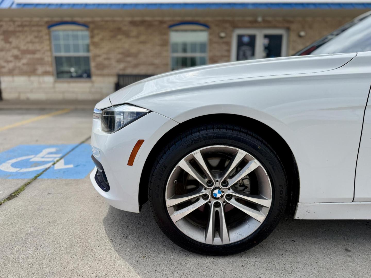 2017 Alpine White /Black Dakota w/Dark Oyster Highlight, leather Blac BMW 3-Series 55640 (WBA8B9G39HN) with an 3.0L L6 DOHC 24V engine, 8-Speed Automatic transmission, located at 2401 E Main St., Grand Prairie, TX, 75050, (972) 262-4440, 32.748981, -96.969643 - Photo#8