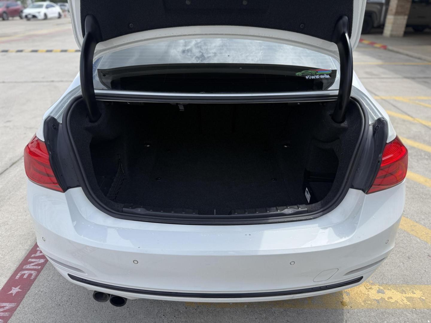 2017 Alpine White /Black Dakota w/Dark Oyster Highlight, leather Blac BMW 3-Series 55640 (WBA8B9G39HN) with an 3.0L L6 DOHC 24V engine, 8-Speed Automatic transmission, located at 2401 E Main St., Grand Prairie, TX, 75050, (972) 262-4440, 32.748981, -96.969643 - Photo#18