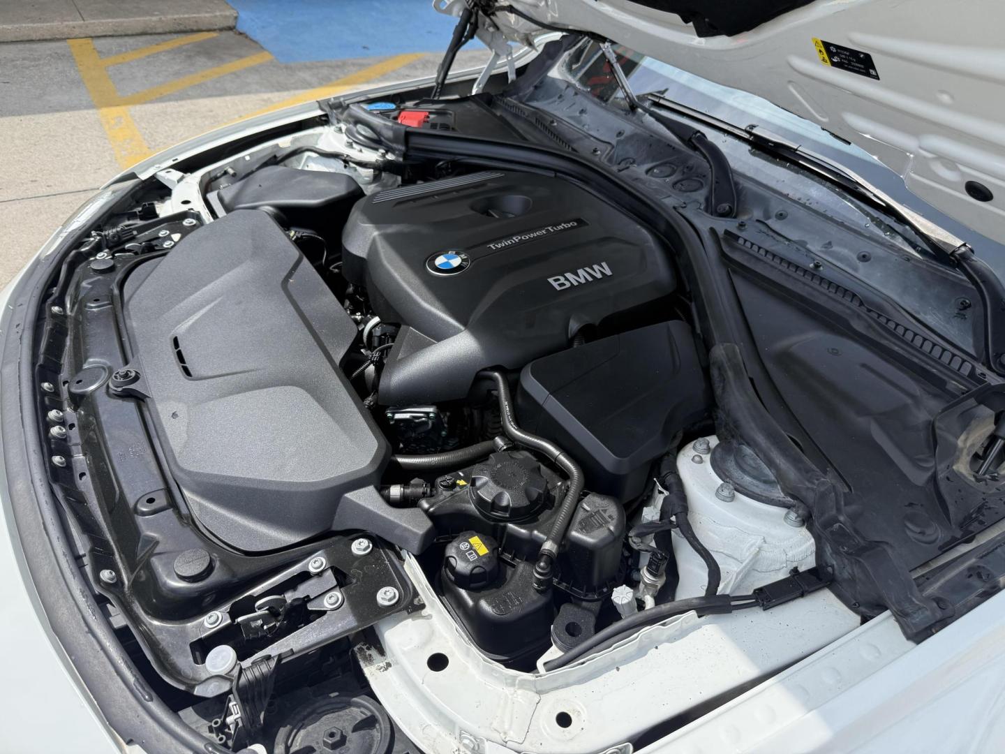 2017 Alpine White /Black Dakota w/Dark Oyster Highlight, leather Blac BMW 3-Series 55640 (WBA8B9G39HN) with an 3.0L L6 DOHC 24V engine, 8-Speed Automatic transmission, located at 2401 E Main St., Grand Prairie, TX, 75050, (972) 262-4440, 32.748981, -96.969643 - Photo#21