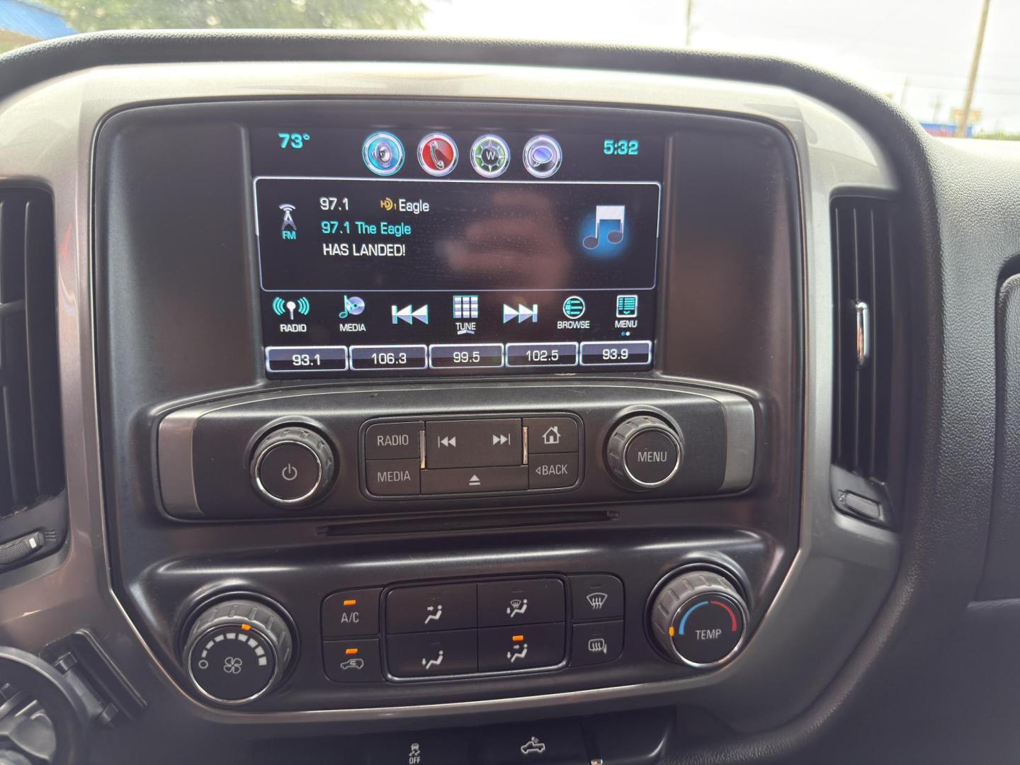 2018 Silver Ice Metallic /Cocoa/Dune, cloth Dark Ash Seats w/Jet Black Inter Chevrolet Silverado 1500 59704 (1GCRCREC8JZ) with an 5.3L V8 OHV 16V engine, 6-Speed Automatic transmission, located at 2401 E Main St., Grand Prairie, TX, 75050, (972) 262-4440, 32.748981, -96.969643 - Photo#6