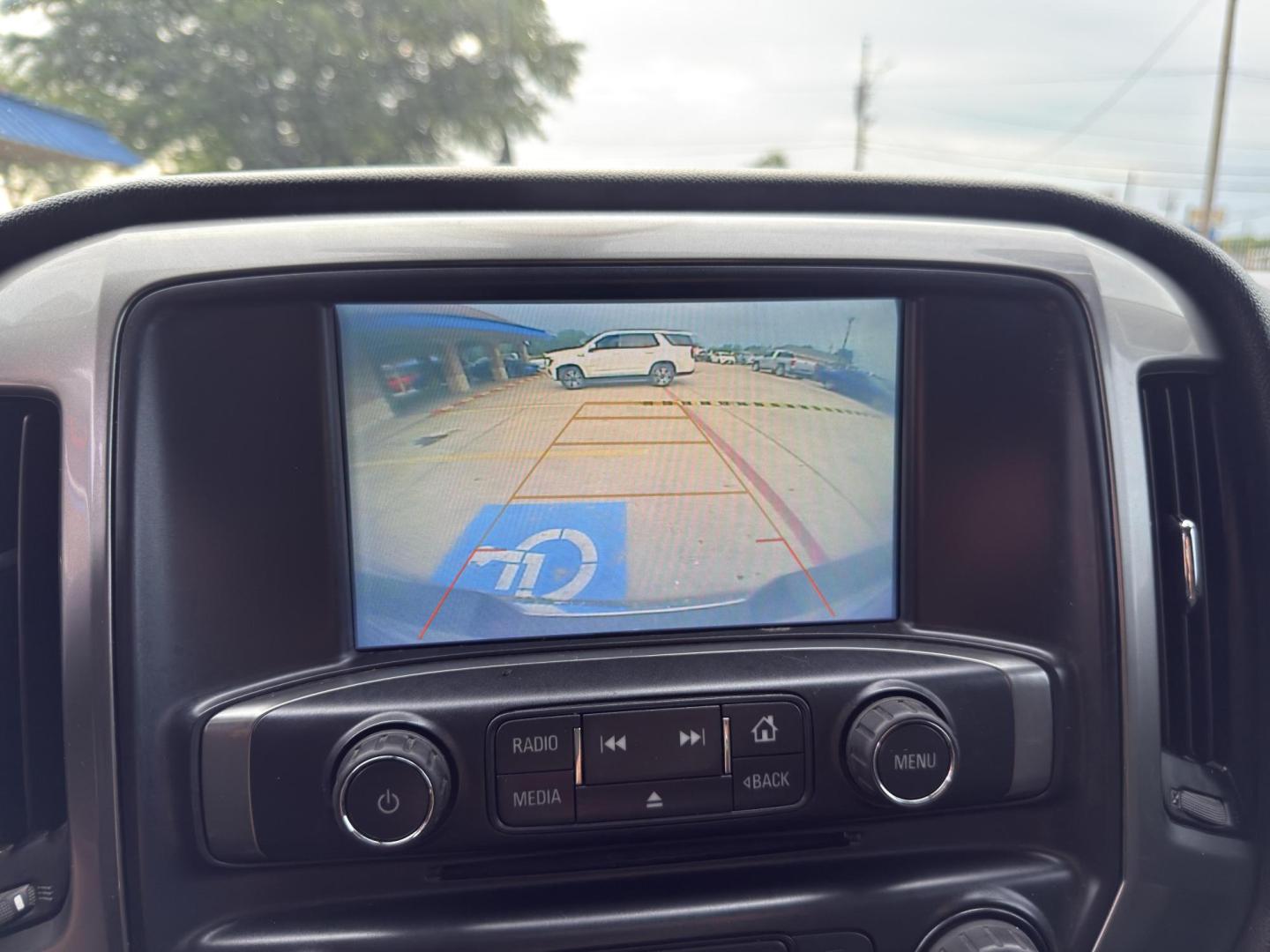 2018 Silver Ice Metallic /Cocoa/Dune, cloth Dark Ash Seats w/Jet Black Inter Chevrolet Silverado 1500 59704 (1GCRCREC8JZ) with an 5.3L V8 OHV 16V engine, 6-Speed Automatic transmission, located at 2401 E Main St., Grand Prairie, TX, 75050, (972) 262-4440, 32.748981, -96.969643 - Photo#7