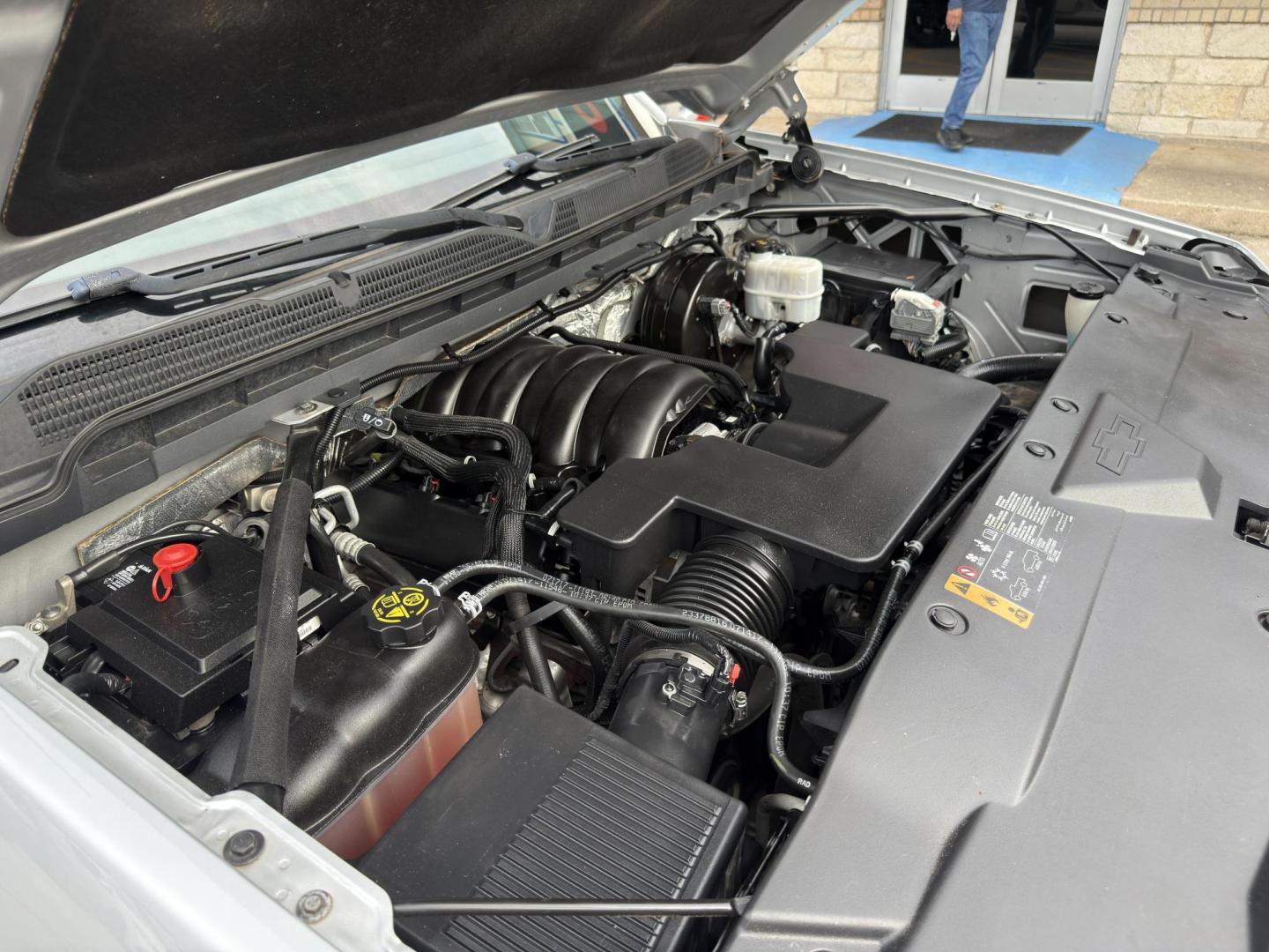 2018 Silver Ice Metallic /Cocoa/Dune, cloth Dark Ash Seats w/Jet Black Inter Chevrolet Silverado 1500 59704 (1GCRCREC8JZ) with an 5.3L V8 OHV 16V engine, 6-Speed Automatic transmission, located at 2401 E Main St., Grand Prairie, TX, 75050, (972) 262-4440, 32.748981, -96.969643 - Photo#8