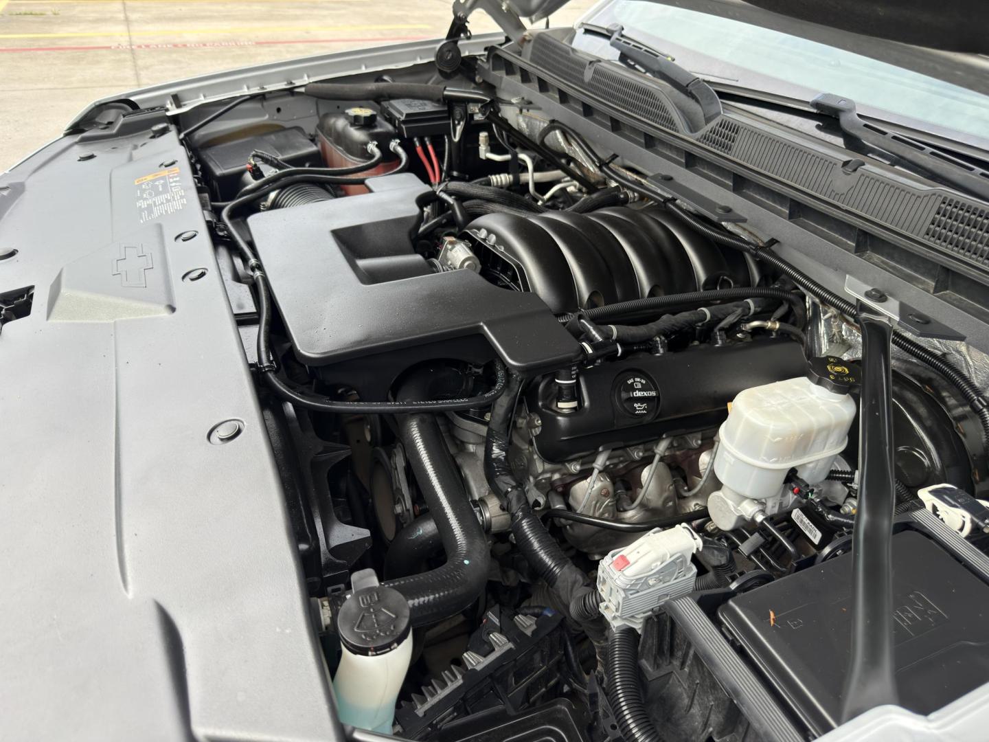 2018 Silver Ice Metallic /Cocoa/Dune, cloth Dark Ash Seats w/Jet Black Inter Chevrolet Silverado 1500 59704 (1GCRCREC8JZ) with an 5.3L V8 OHV 16V engine, 6-Speed Automatic transmission, located at 2401 E Main St., Grand Prairie, TX, 75050, (972) 262-4440, 32.748981, -96.969643 - Photo#10