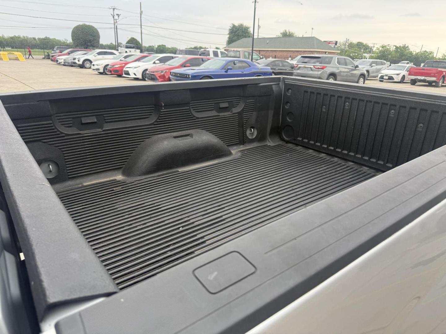 2018 Silver Ice Metallic /Cocoa/Dune, cloth Dark Ash Seats w/Jet Black Inter Chevrolet Silverado 1500 59704 (1GCRCREC8JZ) with an 5.3L V8 OHV 16V engine, 6-Speed Automatic transmission, located at 2401 E Main St., Grand Prairie, TX, 75050, (972) 262-4440, 32.748981, -96.969643 - Photo#14