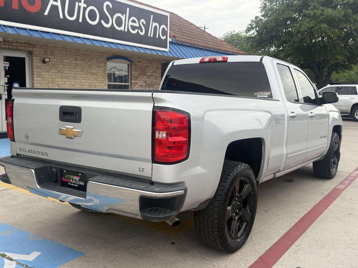 2018 Silver Ice Metallic /Cocoa/Dune, cloth Dark Ash Seats w/Jet Black Inter Chevrolet Silverado 1500 59704 (1GCRCREC8JZ) with an 5.3L V8 OHV 16V engine, 6-Speed Automatic transmission, located at 2401 E Main St., Grand Prairie, TX, 75050, (972) 262-4440, 32.748981, -96.969643 - Photo#15