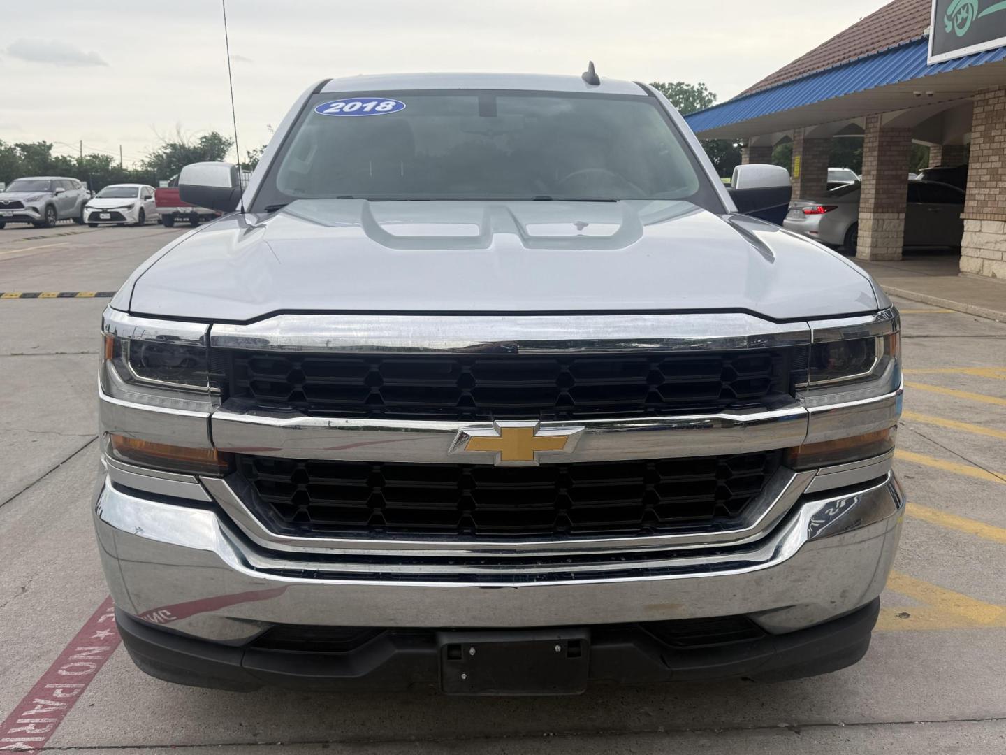 2018 Silver Ice Metallic /Cocoa/Dune, cloth Dark Ash Seats w/Jet Black Inter Chevrolet Silverado 1500 59704 (1GCRCREC8JZ) with an 5.3L V8 OHV 16V engine, 6-Speed Automatic transmission, located at 2401 E Main St., Grand Prairie, TX, 75050, (972) 262-4440, 32.748981, -96.969643 - Photo#18