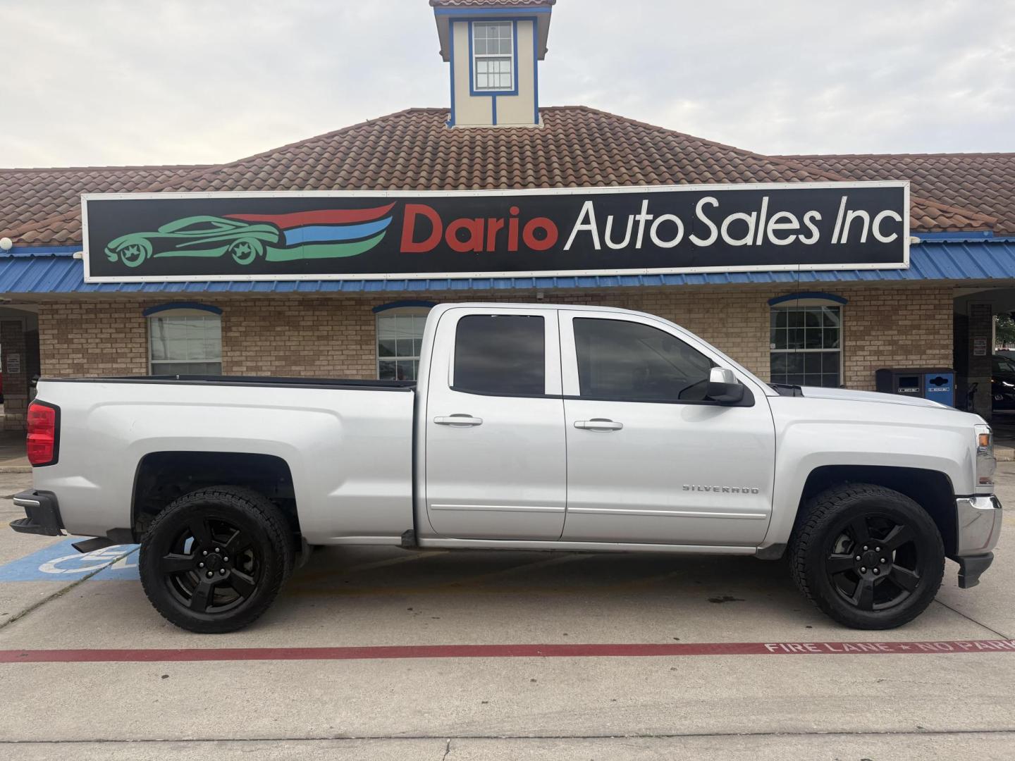 2018 Silver Ice Metallic /Cocoa/Dune, cloth Dark Ash Seats w/Jet Black Inter Chevrolet Silverado 1500 59704 (1GCRCREC8JZ) with an 5.3L V8 OHV 16V engine, 6-Speed Automatic transmission, located at 2401 E Main St., Grand Prairie, TX, 75050, (972) 262-4440, 32.748981, -96.969643 - Photo#19