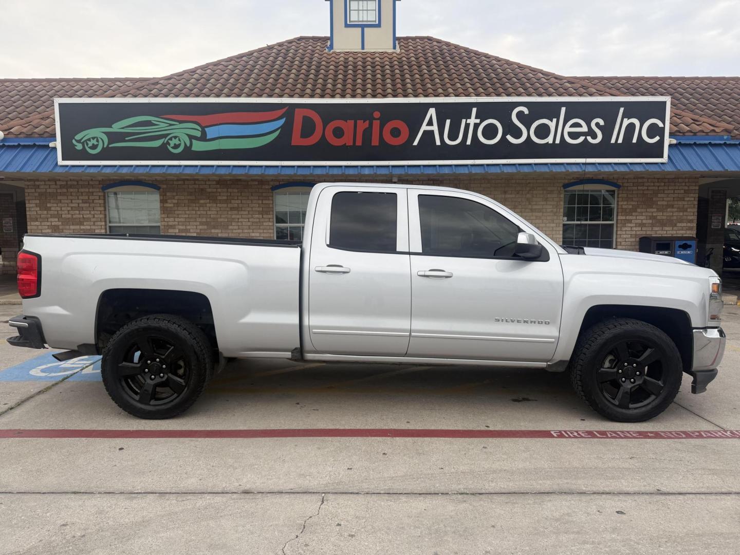 2018 Silver Ice Metallic /Cocoa/Dune, cloth Dark Ash Seats w/Jet Black Inter Chevrolet Silverado 1500 59704 (1GCRCREC8JZ) with an 5.3L V8 OHV 16V engine, 6-Speed Automatic transmission, located at 2401 E Main St., Grand Prairie, TX, 75050, (972) 262-4440, 32.748981, -96.969643 - Photo#21