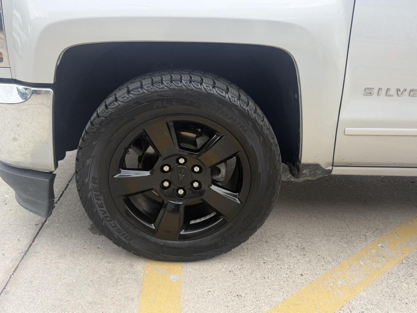 2018 Silver Ice Metallic /Cocoa/Dune, cloth Dark Ash Seats w/Jet Black Inter Chevrolet Silverado 1500 59704 (1GCRCREC8JZ) with an 5.3L V8 OHV 16V engine, 6-Speed Automatic transmission, located at 2401 E Main St., Grand Prairie, TX, 75050, (972) 262-4440, 32.748981, -96.969643 - Photo#23