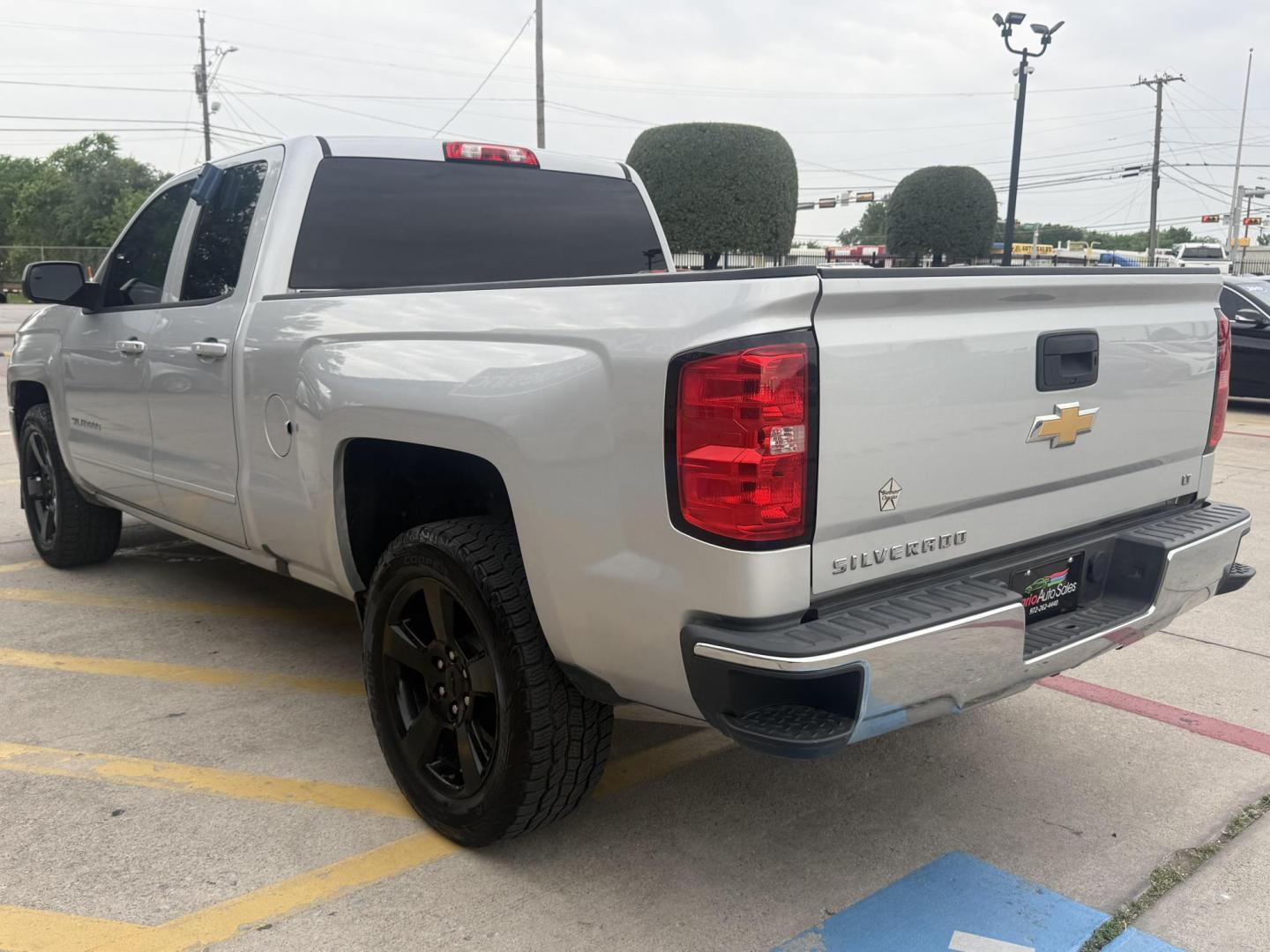 2018 Silver Ice Metallic /Cocoa/Dune, cloth Dark Ash Seats w/Jet Black Inter Chevrolet Silverado 1500 59704 (1GCRCREC8JZ) with an 5.3L V8 OHV 16V engine, 6-Speed Automatic transmission, located at 2401 E Main St., Grand Prairie, TX, 75050, (972) 262-4440, 32.748981, -96.969643 - Photo#25