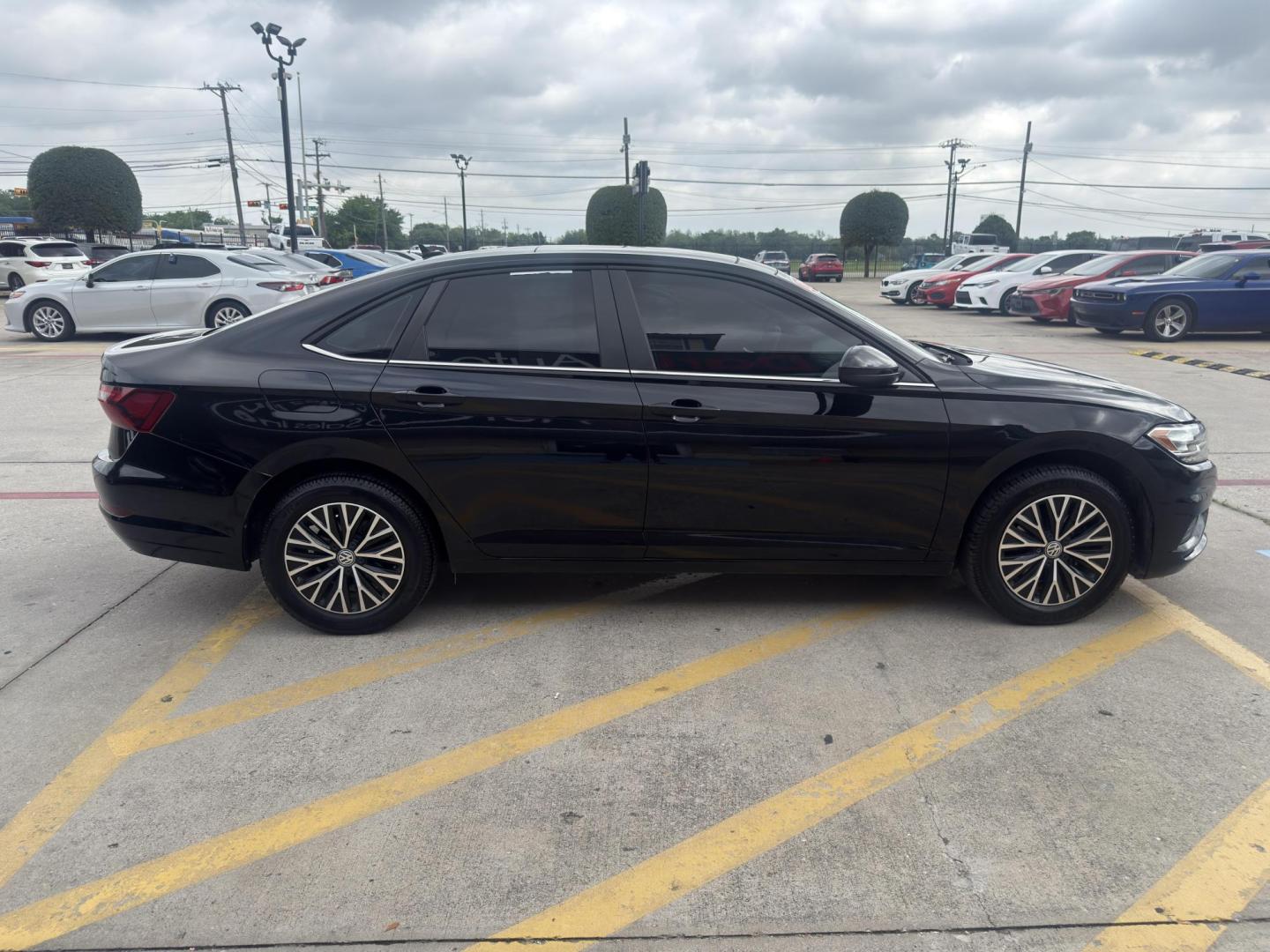 2020 Black Uni /Storm Gray, cloth Titan Black, cloth Volkswagen Jetta 73274 (3VWCB7BU3LM) with an 1.4L L4 DOHC 16V engine, 8-Speed Automatic transmission, located at 2401 E Main St., Grand Prairie, TX, 75050, (972) 262-4440, 32.748981, -96.969643 - Photo#4