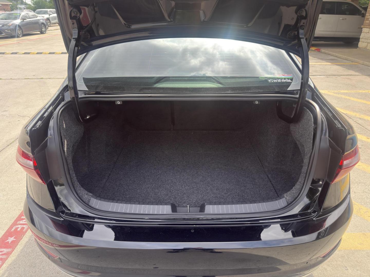 2020 Black Uni /Storm Gray, cloth Titan Black, cloth Volkswagen Jetta 73274 (3VWCB7BU3LM) with an 1.4L L4 DOHC 16V engine, 8-Speed Automatic transmission, located at 2401 E Main St., Grand Prairie, TX, 75050, (972) 262-4440, 32.748981, -96.969643 - Photo#7