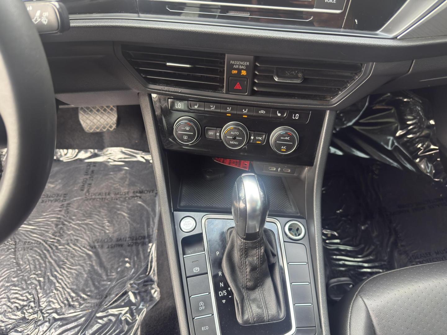 2020 Black Uni /Storm Gray, cloth Titan Black, cloth Volkswagen Jetta 73274 (3VWCB7BU3LM) with an 1.4L L4 DOHC 16V engine, 8-Speed Automatic transmission, located at 2401 E Main St., Grand Prairie, TX, 75050, (972) 262-4440, 32.748981, -96.969643 - Photo#18