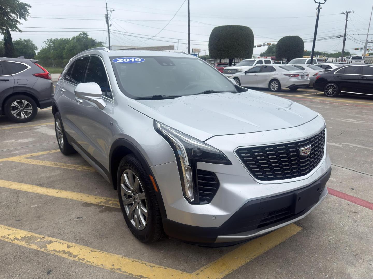 2019 Radiant Silver Metallic /Jet Black, leather Light Platinum/Jet Black, leath Cadillac XT4 62732 (1GYFZDR46KF) with an 2.0L L4 DOHC 16V engine, 9-Speed Automatic transmission, located at 2401 E Main St., Grand Prairie, TX, 75050, (972) 262-4440, 32.748981, -96.969643 - Photo#6