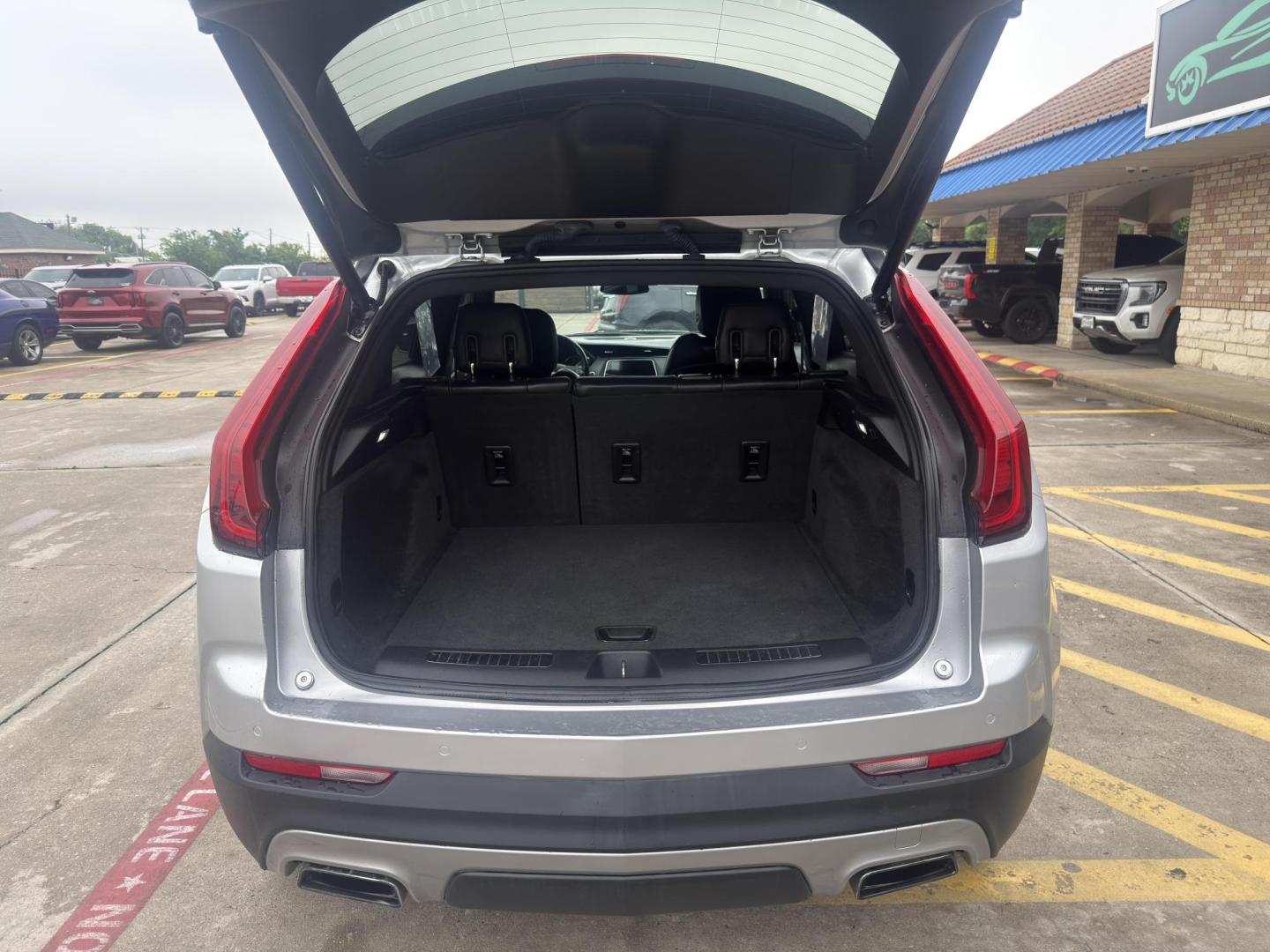 2019 Radiant Silver Metallic /Jet Black, leather Light Platinum/Jet Black, leath Cadillac XT4 62732 (1GYFZDR46KF) with an 2.0L L4 DOHC 16V engine, 9-Speed Automatic transmission, located at 2401 E Main St., Grand Prairie, TX, 75050, (972) 262-4440, 32.748981, -96.969643 - Photo#10