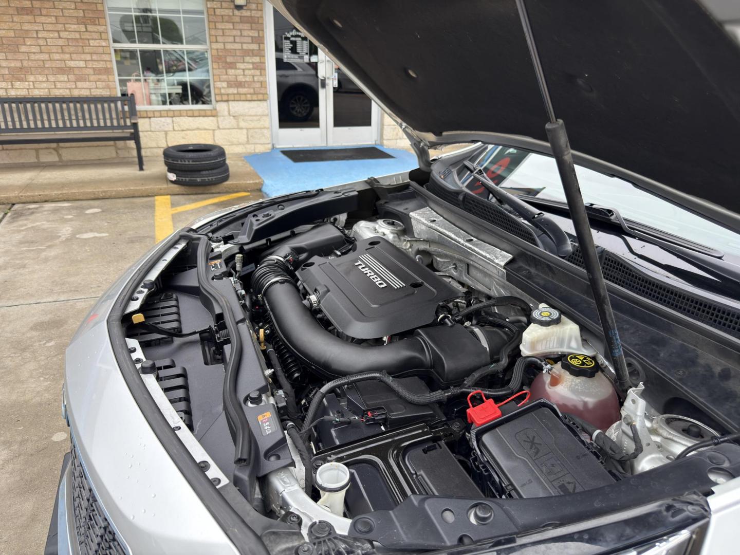 2019 Radiant Silver Metallic /Jet Black, leather Light Platinum/Jet Black, leath Cadillac XT4 62732 (1GYFZDR46KF) with an 2.0L L4 DOHC 16V engine, 9-Speed Automatic transmission, located at 2401 E Main St., Grand Prairie, TX, 75050, (972) 262-4440, 32.748981, -96.969643 - Photo#23