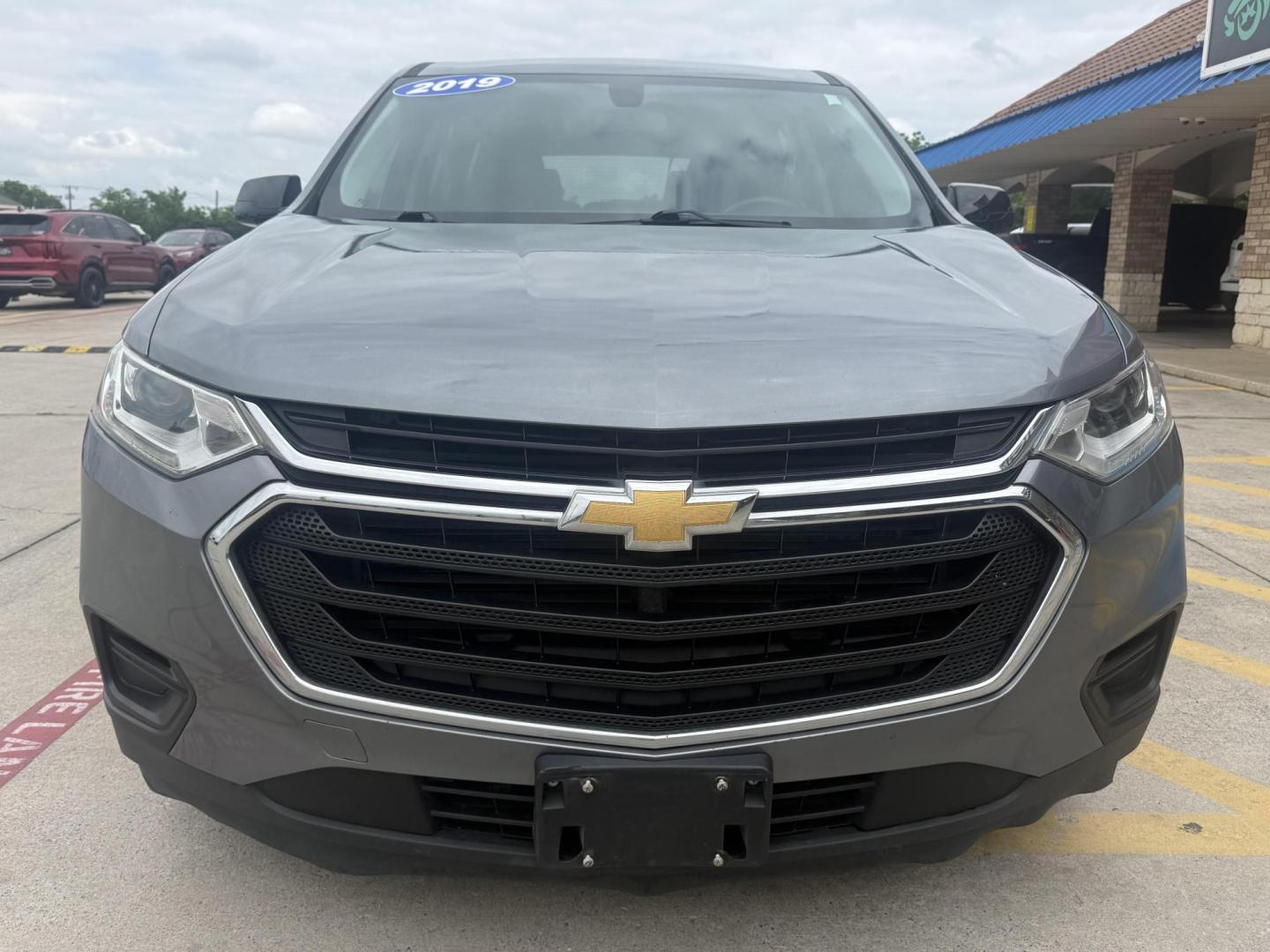 2019 Silver Ice Metallic /Jet Black, premium cloth Chevrolet Traverse 63861 (1GNERFKW5KJ) with an 3.6L V6 DOHC 24V engine, 9-Speed Automatic transmission, located at 2401 E Main St., Grand Prairie, TX, 75050, (972) 262-4440, 32.748981, -96.969643 - Photo#3