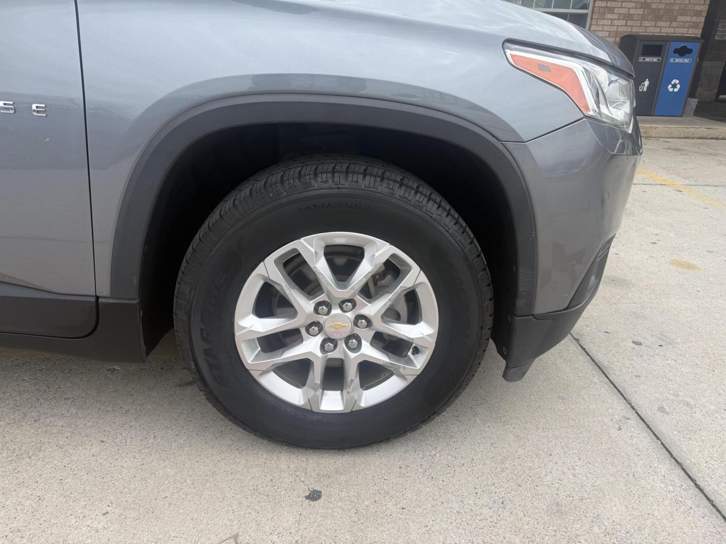 2019 Silver Ice Metallic /Jet Black, premium cloth Chevrolet Traverse 63861 (1GNERFKW5KJ) with an 3.6L V6 DOHC 24V engine, 9-Speed Automatic transmission, located at 2401 E Main St., Grand Prairie, TX, 75050, (972) 262-4440, 32.748981, -96.969643 - Photo#4