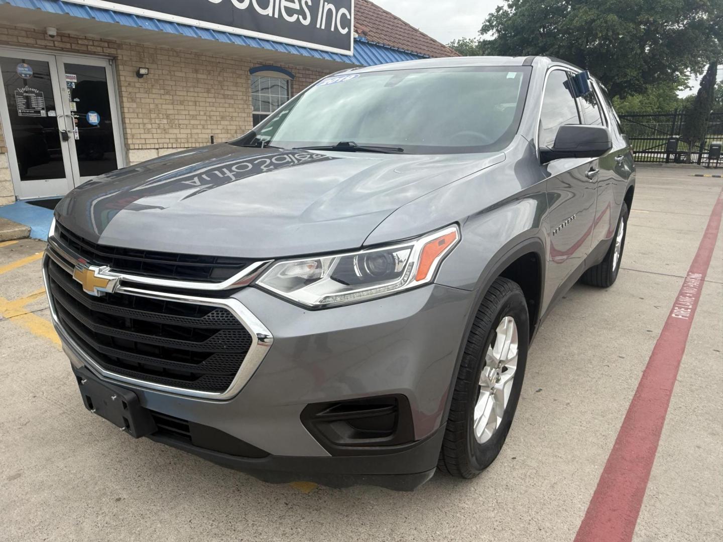 2019 Silver Ice Metallic /Jet Black, premium cloth Chevrolet Traverse 63861 (1GNERFKW5KJ) with an 3.6L V6 DOHC 24V engine, 9-Speed Automatic transmission, located at 2401 E Main St., Grand Prairie, TX, 75050, (972) 262-4440, 32.748981, -96.969643 - Photo#6